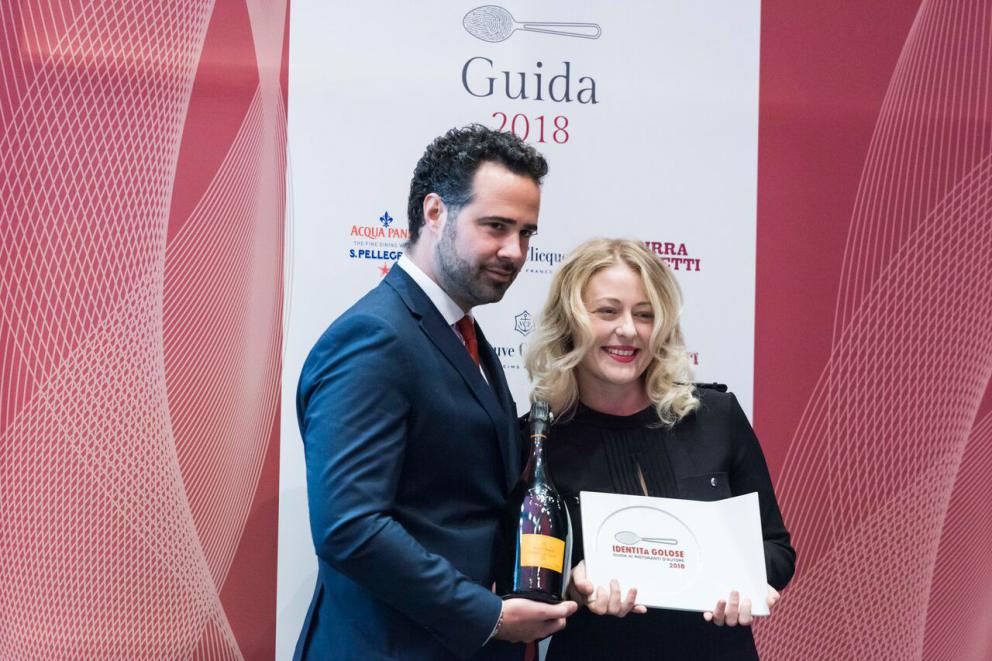 Galleria fotografica






Giovane famiglia. Angelo Cremonini di Olitalia premia Valeria Piccini, Andrea e Maurizio Menichetti, Da Caino - Montemerano (Grosseto)









Sorpresa dell’anno. Anna Maschio di Bonaventura Maschio premia Federico La Paglia di Sikélaia – Milano 









Il miglior cestino del pane: Piero Gabrieli, responsabile marketing di Molino Quaglia premia Francesco Apreda con Simona Piga , pasticciera e responsabile dei lievitati, Imàgo dell’hotel Hassler – Roma 









Il miglior chef pasticciere: Igor Maiellano, direttore vendite di Valrhona, premia Ascanio Brozzetti de Le Calandre – Rubano (Padova)









Il miglior chef straniero. Sara Peirone, Top Gastronomy Manager Gruppo Lavazza premia Oriol Castro, Mateu Casañas e Eduard Xatruch di Disfrutar – Barcellona









Il miglior sous-chef. Elena Bacchini, direttore marketing Divine Creazioni-Surgital premia Davide Di Fabio e Takahiko Kondo, Osteria Francescana – Modena









Il miglior food writer. Alessandro Guidi e Cristina Franceschetti premiano Annalisa Zordan del Gambero Rosso









Il miglior maître. Virginia Stancheris, pr, sponsorizzazioni ed eventi di  Kettmeir premia Mario Vitiello, Il Comandante dell’Hotel Romeo – Napoli 






