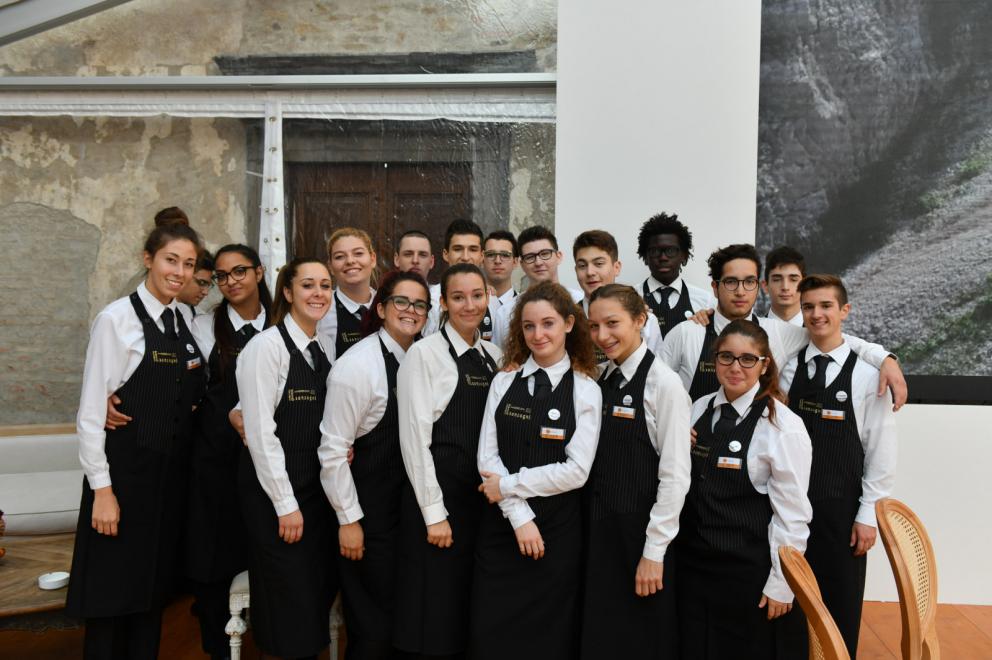 Galleria fotograficaTeatro dell'evento di&nbsp;East Lombardy, il&nbsp;monastero di Ast&igrave;no,&nbsp;Bergamo.&nbsp;E'&nbsp;un complesso conventuale plurisecolare di origine&nbsp;vallombrosana&nbsp;non pi&ugrave; attivo e&nbsp;restaurato nel 2015.
Alcuni degli illustri cuochi che hanno preso parte all'evento. Si riconoscono&nbsp;Carlo Cracco,&nbsp;Chicco Cerea,&nbsp;Tonino Cannavacciuolo&nbsp;e&nbsp;Bobo Cerea
L'affluenza ad "Astino nel Gusto": oltre 4mila partecipanti in&nbsp;3 giorni, 1.100 solo nell'evento di domenica
Ha aperto le danze&nbsp;Antonia Klugmann,&nbsp;L'Argine&nbsp;di Venc&ograve; (Gorizia),&nbsp;proponendo il suo&nbsp;Orzo, farro e radice amara.
Davide Oldani&nbsp;del ristorante&nbsp;D'O&nbsp;di Cornaredo (Milano), al fianco di&nbsp;Lisa Casali.&nbsp;L'autore della cucina Pop ha mostrato a tutti l&rsquo;importanza di lavorare con materie prime buone perch&eacute;, anche se povere, sono in grado di dare origine a piatti emozionanti.
Heinz Beck,&nbsp;La Pergola&nbsp;del Rome Cavalieri, Roma, 3 stelle Michelin,&nbsp;ha preparato &ldquo;Fontana o Pomodoro?&rdquo;: pomodoro, tonno fresco, semi di chia, capperi e chinoa soffiata. Un piatto concettuale, ispirato ai due grandi artisti evocati nel titolo
Tonino Cannavacciuolo,&nbsp;Villa Crespi&nbsp;(Orta San Giulio, Novara)
Chicco Cerea&nbsp;e&nbsp;Paolo Rota,&nbsp;Da Vittorio&nbsp;(Brusaporto, Bergamo):&nbsp;i padroni di casa preparano uno dei piatti protagonisti della serata di domenica: Risotto con lo Strachitunt
Carlo Cracco,&nbsp;Cracco, Milano (trasloco a breve, in galleria Vittorio Emanuele II). Ha proposto un classico della sua cucina, l&rsquo;&rdquo;Uovo affumicato&rdquo;. Cooking show sold out e tutti in fila allo stand per non lasciarsi sfuggire l&rsquo;occasione di vederlo all&rsquo;opera
Philippe L&eacute;veill&eacute;, Miramonti l'Altro (Concesio, Brescia). Ha cucinato Lumache e polenta, ritorno alla tradizione
Stefano Fagioli,&nbsp;Trattoria Via Vai&nbsp;di Bolzone, Ripalta Cremasca (Cremona). Ha proposto un piatto storico della tradizione cremonese: &ldquo;Cotechino cremasco con pipeto&rdquo; (battuto di verza e Grana Padano).
Romano Tamani&nbsp;del ristorante&nbsp;Ambasciata&nbsp;di Quistello (Mantova)&nbsp;ha presentato al pubblico &ldquo;Anoli ripieni di piccione&rdquo;, classici raviolini in brodo, una delle pi&ugrave; tradizionali ricette della tradizione mantovana.
Vittorio Fusari, bresciano, ora al timone del&nbsp;Pont de Ferr&nbsp;di Milano,&nbsp;firma anche i menu di&nbsp;WineGate11, il wine bar-ristorante situato nell'area partenze all'aeroporto di Milano-Bergamo. &nbsp;Ha deliziato il pubblico di Astino nel Gusto con &ldquo;Anatra con la verza in giro per il mondo&rdquo;, piatto dedicato al patrono del lago di Iseo, San Vigilio.
Lisa Casali,&nbsp;scienziata ambientale, blogger,&nbsp;scrittrice e membro del comitato food di&nbsp;East Lombardy, &egrave; stata la moderatrice dei cooking show nei&nbsp;giorni dell&rsquo;evento.
Nadia Vincenzi,&nbsp;Da Nadia, Erbusco (Brescia). Ha cucinato&nbsp;&ldquo;Seppia in oliocottura con giardiniera agrodolce e spuma di pomodoro Marinda&rdquo;, piatto che riflette la sua cucina audace: l&rsquo;oliocottura regala alla seppia una straordinaria morbidezza, che si sposa bene con la consistenza croccante della giardiniera.
Cannavacciuolo assediato dai fan
Orzo, farro e radice amara&nbsp;di&nbsp;Antonia Klugmann,&nbsp;il piatto che ha conquistato il pubblico di Astino con la semplicit&agrave; dei prodotti utilizzati. Materie prime povere, cereali mantecati con il burro: ricetta dall&rsquo;apparenza semplice ma che regala sapori accattivanti.
Timballo di fregola, salsa al vino bianco, zafferano e gambero&nbsp;di&nbsp;Davide Oldani
Davide Oldani&nbsp;del ristorante&nbsp;D'O&nbsp;di Cornaredo (Milano) e&nbsp;Francesco Cerea, fratello di&nbsp;Bobo&nbsp;e&nbsp;Chicco&nbsp;e responsabile della ristorazione esterna e delle pubbliche relazioni di&nbsp;Da Vittorio&nbsp;(Brusaporto, Bergamo). Accanto a&nbsp;Cerea,&nbsp;Loredana Vescovi&nbsp;dell'Antica Osteria dei Camel&igrave;&nbsp;di Ambivere (Bergamo),&nbsp;uno degli chef di&nbsp;East Lombardy&nbsp;che ha partecipato proponendo un piatto di tipici Casoncelli alla Bergamasca.
In foto,&nbsp;Roberta Garibaldi&nbsp;(in verde), direttore scientifico di&nbsp;East Lombardy, circondata dal folto gruppo di chef e produttori che ha animato l&rsquo;appuntamento di sabato a pranzo
