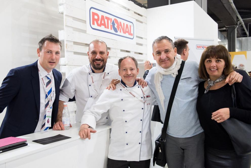 Galleria fotografica






Il viaggio nel mondo di Grana Padano è iniziato il primo giorno di congresso con due degustazioni orizzontali tenute dal Consorzio di Tutela ed è terminato con lo chef Andrea Ribaldone e i suoi sfiziosissimi finger food. La domenica Matteo Baronetto (nella foto con gli GnamBox ed Elisabetta Serraiotto, responsabile Marketing di Grana Padano) ha preparato originali tapas ideate per l'occasione, mentre per la giornata di chiusura il maestro Franco Pepe ci ha regalato la sua personale interpretazione della pizza fritta con il Grana Padano









Durante la pausa lavori, dalle 13 alle 15, lo spazio S.Pellegrino ha offerto ai visitatori del congresso la degustazione di un piatto d’autore: il sabato di Paolo Griffa e Alessandro Rapisarda (nella foto), finalisti rispettivamente della prima e della seconda edizione di S.Pellegrino Young Chef, la domenica un dolce di Loretta Fanella e lunedì il piatto Carciofo&Carciofo di Cristina Bowerman. Domenica alla tavola rotonda Coltivare il talento gli chef Cristina Bowerman, Caterina Ceraudo, Loretta Fanella, Anthony Genovese, Davide Oldani, Ciccio Sultano, Paolo Griffa e Alessandro Rapisarda hanno raccontato storie di successo tra maestri e allievi. E poi è stata da non perdere la specialissima Experience Box...









Giovanni Pellegrino, Alberto Basso e Giuseppe Lo Iudice (nella foto), giovani talenti del Premio Birra Moretti Grand Cru, hanno proposto le loro creazioni ideate in abbinamento con Birra Moretti Grand Cru, rispettivamente: Beer Donuts con Birra Moretti La Bianca, Pancia di maiale iberico, luppolo e Birra Moretti Grand Cru e Anatra alla Birra Moretti Lunga Maturazione, anche in abbinamento









Le miscele iTierra! Origins, in cui si coniugano eccellenza del prodotto, rispetto per l’ambiente e attenzione al sociale e la special edition di “Kafa”, uno dei caffè più pregiati al mondo che nasce nella foresta etiope, sono stati i  protagonisti dello spazio espositivo Lavazza, che ha ospitato un ’esperienza sensoriale con esclusivi aperitivi di food pairing firmati dallo chef Cesare Battisti e dal bartender Dennis Zoppi. A stupire i visitatori l’esclusiva auto “stellata” Smart Forfood, primo ristorante su quattro ruote nato dalla collaborazione tra Lavazza, Mercedes-Benz Italia, Michelin, Focaccia Group e Medici Style, sotto la direzione creativa di Davide Oldani (foto)









Allo stand di Vino Libero & Compagnia, il gruppo Fontanafredda (nella foto, Andrea Farinetti) ci ha raccontato la biodiversità agroalimentare italiana con un viaggio di degustazioni attraverso l’Italia del vino, tra le regioni più importanti del panorama enologico italiano, dal Piemonte fino alla Sicilia









Dopo 4 anni dalla prima edizione è tornato Bread Religion nello spazio Petra Molino Quaglia. Cuochi, pizzaioli, pasticcieri e panettieri hanno accompagnato gli ospiti del congresso lungo un viaggio di profumi e sapori che parte dal grano. Pagnotte da affettare, ciabatte alveolate, focacce salate e dolci lievitati, panini morbidi o con la crosta, impasti di lievito madre con farine Petra macinate a pietra o biologiche, con e senza glutine: queste le forme del pane che i professionisti ospiti hanno farcito per interpretare la loro idea del “viaggio”









Le Cantine Ferrari hanno scelto Identità Golose per continuare il percorso di approfondimento sull’Arte dell’Ospitalità avviato lo scorso anno con The World’s 50 Best Restaurants. Il tema dell’accoglienza, molto sentito da Ferrari che da anni si impegna a valorizzare l’importante ruolo della sala, è stato raccontato sul palcoscenico dell’Auditorium alla scoperta degli elementi che rendono indimenticabile l’esperienza gastronomica. Nella giornata di lunedì lo spazio Ferrari ha offerto degustazioni di Riserve Trentodoc: Perlè, Perlè Bianco, Perlè Nero e Perlè Rosè, abbinati alle creazioni di Alfio Ghezzi, del ristorante Locanda Margon di proprietà della famiglia Lunelli (nella foto, Matteo Lunelli a Identità Milano)









Regione Lombardia ha presentato i suoi prodotti agroalimentari di qualità, un’ampia rappresentanza che si colloca ai primi posti a livello nazionale: 34 prodotti Dop e Igp, 249 prodotti tradizionali di valenza storica, 41 vini tra Docg, Doc e Igt. Allo stand di Regione Lombardia si sono alternati produttori della Valtellina, del territorio comasco e dell’Oltrepò Pavese con degustazioni dei migliori prodotti e vini locali









Il Pastificio Felicetti ha fatto viaggiare la pasta coinvolgendo tre grandi chef al Monograno Diner: Carlo Cracco (nella foto, con Paolo Lopriore) ha presentato un piatto di pasta in chiave italiana, Giorgio Nava ha proposto una cucina sudafricana e Luca Fantin una ricetta ispirata ai sapori del Giappone. Un viaggio tra i sapori del profondo sud e dell’estremo oriente che parte da casa, dall’Italia. Ogni giorno si sono alternati ai fornelli tre giovani cuochi italiani: Lucia Tellone, Sara Preceruti e Antonio Colombo, per interpretare il nuovo nato in casa Felicetti: Il Valentino, lo spaghettone dalle dimensioni più generose









Si è aperto con un omaggio a Iginio Massari (nella foto) l’importante programma dedicato alla pasticceria d'autore che ha visto Valrhona protagonista al congresso. Dossier Dessert è stata l’occasione per osservare il mondo delle pasticcerie secondo la prospettiva internazionale che caratterizza l’approccio di Valrhona, da sempre impegnata a valorizzare l’innovazione e la creatività ponendo al centro il lavoro di tanti giovani professionisti









Alce Nero ha accolto il tema del viaggio costruendo un percorso che parla di materie prime biologiche e di luoghi in cui vengono coltivate. I visitatori hanno incontrato sapori e territori attraverso quattro diverse degustazioni di 12 prodotti, scandite ogni giorno al ritmo di colazione con yogurt, miele e frollini, pranzo con pasta, riso e cereali, merenda con cioccolato, composte di frutta e succhi e aperitivi con olio extravergine di oliva, pomodori e nettari di frutta









Lo spazio espositivo di Autogrill ha ricostruito Bistrot, l’innovativo concept realizzato in collaborazione con l’Università degli Studi di Scienze Gastronomiche di Pollenzo per valorizzare i prodotti tipici e il recupero delle pratiche artigianali. Per accompagnare i visitatori in un immaginario “viaggio lungo un giorno” è stato ricreato un “open-lab” dove riflettere sui nuovi trend del food, attraverso i vari momenti della giornata









«Identità di Champagne è l’appuntamento imperdibile per scoprire il prestigio della più antica Maison de Champagne» ha affermato Andrea Pasqua (nella foto), senior brand manager di Ruinart in Italia. Quest’anno il protagonista è Ruinart Rosé, l’espressione golosa del gusto Ruinart, un elegante connubio tra lo Chardonnay e il Pinot Noir. Le creazioni enoiche dello chef de caves Frédéric Panaiotis hanno mostrato la versatilità dell’abbinamento tra l’alta gastronomia e le bollicine francesi con tre degustazioni giornaliere nel Ruinart Lounge









Berto’s, partner ufficiale per la realizzazione di tutti gli impianti di cottura, ha presentato La Cucina, una nuova divisione su misura che esalta i valori dell’unicità. Vera protagonista sul palcoscenico dell’Auditorium, La Cucina è uno strumento unico, disegnato e realizzato in esclusiva. Allo stand Berto’s si sono alternati cooking show di Paolo Cappuccio, Nicola Dinato e Alessandro Borghese. «Le nostre cucine viaggiano in più di 90 paesi da oltre 40 anni – ha spiegato Enrico Berto - La contaminazione con le altre culture e gli altri mondi è stata fondamentale per portare l’azienda a sviluppare il prodotto che abbiamo presentato a Identità Golose»









Besser Vacuum ci ha illustrato tecniche di cottura sottovuoto e cooking show con degustazioni degli chef Paolo Cappuccio (nella foto) e Marco Marras, assieme alla presentazione del libro dello chef Cappuccio Carne e Foie Gras – Tecniche di cottura e design del piatto, un manuale-ricettario sulle cotture sottovuoto









Anche quest'anno continua la collaborazione con Bragard che ha vestito gli chef con la nuova giacca Grand Chef, che affianca alla versione classica in cotone Piuma Premium il modello Allure in cotone nanotecnologia, novità presentata al congresso assieme alla linea Premium Alain Ducasse By Bragard, nata dalla collaborazione con lo chef tristellato Alain Ducasse









Alessandro Guidi e Cristina Franceschetti vestono con Caraiba le tavole dei migliori ristoranti italiani dal 1993. I loro prestigiosi articoli sono stati utilizzati dagli chef per la presentazione dei piatti sui palchi delle sale del congresso, ma anche per tutti i premi dell'edizione 2017









Chs Group ha confermato la partnership con Comatec, azienda francese leader nella progettazione e realizzazione di articoli monouso di altissima qualità. Al congresso ha presentato una gamma allargata di creazioni all’avanguardia, tra cui un rivoluzionario sacchettino con cannuccia pensato per i cocktail dei locali delle grandi città dove vigono ordinanze sul vetro e contro l’inquinamento









Nello spazio di Coldline Living abbiamo scoperto Life, l’abbattitore multifunzione per la casa. I numerosi workshop presso lo stand hanno sottolineato l’efficacia delle 8 funzioni e degli oltre 100 programmi di Life. In tutte le sale e nelle cucine della manifestazione gli chef hanno lavorato con Vision, la più moderna tecnologia multiclimatica che offre ai professionisti la possibilità di controllare tutte le variabili che influiscono sulla qualità della conservazione degli alimenti









Essent’ial è un marchio emiliano che produce complementi d’arredo caratterizzati dal design originale e dall’utilizzo di materiali riciclati, come la fibra di cellulosa e il cartone Fsc. L’azienda ha fornito a Identità Golose pouf e poltrone che hanno arredato l’area lounge, oltre allo spazio Identità di Cocktail e i sacchetti porta pane, fil-rouge presente in tutti gli stand. Al Tuler, tagliere in cartone Fsc, ha accompagnato le preparazioni degli chef durante le lezioni









Il cubetto Hoshizaki "Crescent", unico a poter essere utilizzato nei secchielli del vino senza aggiunta d'acqua, ha avuto il palcoscenico più adatto a dimostrare le sue caratteristiche di durata, brillantezza e fluidità nell'accogliere bottiglie di vino e spumante/champagne, “a secco”. Non sono mancati il cubetto a sei lati e spigoli vivi, il vero "cubetto" Hoshizaki, come anche la forma a sfera e lo "shot glass", che in Hoshizaki prende una straordinaria lucentezza e trasparenza, utilizzati in veste di aperitivi di pregio, come caviale e salmone









Host Milano si è raccontata a Identità come la manifestazione di riferimento nel panorama mondiale dell’equipment, coffee and food, nonché il leader assoluto nei settori Ho.Re.Ca., foodservice, retail, Gdo e hotellerie. Circa 2000 aziende da 47 Paesi propongono macchine, attrezzature, prodotti e servizi innovativi e di qualità a 150mila operatori da 172 Paesi. Oltre al business, sono 400 gli appuntamenti tra cooking show e momenti di formazione. Host Milano è a fieramilano dal 20 al 24 ottobre 2017, con la seconda edizione di Identità Future in collaborazione con Identità Golose









Con i suoi piccoli elettrodomestici, KitchenAid ha supportato il talento e la passione degli chef di Identità Golose ma anche di tutti gli appassionati di cucina che desiderano raggiungere a casa gli stessi risultati di alto livello. Prestazioni professionali, alta qualità manifatturiera e design iconico da sempre contraddistinguono il marchio









A Identità Golose, Tutto Pannocarta di Lucart Group è stato un alleato prezioso per le attività degli chef impegnati sui palchi. L’innovativo rotolo in carta per la cucina ha caratteristiche funzionali di fortissimo impatto che ruotano intorno alla tecnologia della carta a secco









Qual è il futuro del gelato? La risposta è in una macchina mantecatrice di Motor Power e Brx, attenta ai temi della sostenibilità ambientale, pensata da e per i gelatieri. Nuovi metodi di gestire idee e processi creativi si sono alternati alle narrazioni dei migliori gelatieri d’Italia (nella foto, Roberto Lobrano) su temi come tecnica, ricerca e passione, mentre i grandi chef, come Moreno Cedroni, hanno preparato gelati inimmaginabili spalancando nuove frontiere della creatività









Pavoni Italia ha rinnovato la partnership con Identità Golose, in qualità di partner tecnico. L’azienda, con oltre 3 decenni di innovazione e di esperienza nel mercato della pasticceria e gelateria professionale e dell’HO.RE.CA, strizza l'occhio al mondo della ristorazione con collaborazioni eccellenti: Massimo Bottura e il progetto Camouflage; Davide Oldani e gli stampi in silicone che richiamano il mondo dello sport. Fiore all’occhiello dell’azienda sono gli stampi della pasticceria con il progetto Tuttifrutti con Emmanuele Forcone e progetto Mono di Gianluca Fusto. Nella foto, protagonista Andrea Tortora









La P&B Line distribuisce attrezzature professionali per il comparto food e beverage. I suoi articoli spaziano dai singoli prodotti fino ad arrivare allo sviluppo di soluzioni "chiavi in mano". Dealer di marchi indiscussi a livello mondiale, come Hoshizaki, Hobart, Gamko la rendono leader nazionale nel suo settore, fornendo prodotti professionali che si distinguono per avanguardia tecnologica, qualità e design









Piazza, partner di Identità Golose sin dalla prima edizione, ha supportato il congresso con la fornitura delle proprie attrezzature da cucina, dal pentolame al mestolame, per arrivare alla sua completa gamma di accessori necessaria al lavoro degli chef. Protagoniste nello stand di Piazza sono state le nuove casseruole multistrato della collezione 4-ply. Un prodotto che nasce dall'assemblaggio di 4 diversi metalli per garantire una perfetta conducibilità termica, igienicità, leggerezza, praticità e maneggevolezza






