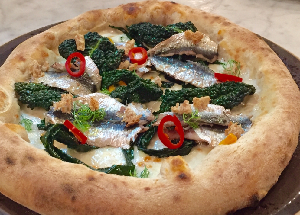 Galleria fotografica






Patrick Ricci, Pomodoro & Basilico, San Mauro Torinese (Torino)

Emozioni - Foie gras con criollo 100%, mostarda di fichi e mousse al caffè. Sottotitolo, l'amore in un morso. Resta in bocca un gusto finale di amaro e dolce, è un po' la sensazione che si prova quando si vive un amore, ma nei momenti un po' tristi, dopo una lite o quando non è corrisposto – foto Luca Appiotti









Simone Lombardi, Dry, Milano

Pizza anguilla al cartoccio, cime di rapa e provola affumicata - Un piatto dalla prevalente nota affumicata data dalla cottura dell’anguilla nel forno a legna. Le cime di rapa ne risaltano: sapidità, grassezza e tendenza amarognola









Leonardo Giannico, Taverna Gourmet, Milano

Pizza polipo e cime di rapa, impasto al nero di seppia – Con vellutata di broccoli calabresi cime di rapa e polipo alla plancia, il tutto accompagnato da un bicchierino di acqua di polipo, lime e pepe nero, per sciacquare la bocca e accompagnare la pizza









Antonio Pappalardo, La Cascina dei Sapori, Rezzato (Brescia)

Pizza da degustazione con tagliatelle di seppia, caco, noce macadamia e frutto della passione - L'abbiamo proposta in anteprima per la serata di beneficienza che abbiamo organizzato a favore della fondazione PInAC ed è piaciuta molto. L'ho creata insieme al mio secondo Matteo Attianese, perché abbiamo visto che in precedenza abbiamo proposto la seppia in alcune pizze ma sempre con poco successo. Quindi cambiando forma alla seppia (prima cotta sottovuoto e poi tagliata con l'affettatrice a mó di tagliatella) ho notato che è stata molto apprezzata









Denis Lovatel, Da Ezio, Alano di Piave (Belluno)

In-fusioni - La pizza inaugura un progetto al quale tengo molto, prevede la creazione di 12 pizze d'autore ideate insieme ad altrettanti importanti chef. Ne proporremo una al mese qui Da Ezio. Questo mese partiamo con una pizza creata insieme a Francesco Brutto di Undicesimo Vineria, premiato di recente come Miglior Chef Emergente del Nordest. Insieme abbiamo pensato una pizza bianca con fiordilatte, topinambur al forno, chips di cavolo nero, succo di cavolo nero, noci e infuso di Pu'er, un particolare tè post-fermentato cinese della regione della Yunnan, che più invecchia e più migliora. Sulla pizza usiamo un Pu'er del 1998 con sentori di noce, cantina, terra e corteccia. In generale è una pizza che gioca sull'armonia e non sui contrasti, i gusti si richiamano a vicenda









Alberto Morello, Gigi Pipa, Este (Padova)

Gennaio nell'orto - La verdura è ovviamente di nostra produzione (broccolo verde, finocchio con aneto, cipolla caramellata, spuma di spinaci e parmigiano, chips di broccolo fiolaro)






