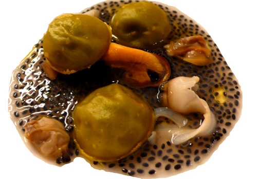 Galleria fotografica






Ravioli di latte di capra con funghi porcini alle erbe (1997)
La madre di tutte le paste ripiene craccobaronettiane.  Genesi 1997, in pieno fermento creativo alle Clivie. "E' il primo esempio di raviolo a bottone - rammenta Baronetto - Ricordo che andavo nel weekend a Giaveno, armato di tanica di plastica a comprare il latte di capra da un piccolo produttore. La cagliata era la farcia del raviolo: a contatto col caldo della cottura il ripieno si liquefaceva». Pasta ripiena d’estro ante-litteram. Un primo tornato in carta spesso negli anni milanesi. Prossimamente con asparagi verdi e tartufo nero (foto Italy behind the obvious)








Spaghetti fritti con composta di pomodoro e basilico fritto (2002)
Gli spaghetti sono cotti normalmente e poi fritti. Interessante la composta di pomodoro impigliata: si ottiene cucinando le solanacee interee in forno, su un letto di sale. Una volta scolate, ne rimane solo la polpa, un concentrato di gusto che poi si trita, condisce e incastra tra i rami di grano duro e il basilico fritto (Foto Bob Noto)








Rigatoni fritti, crema di broccolo e cozze (2003)
Anche qui, la pasta è cotta e poi fritta per un paio di minuti in padella, "come fosse una patatina". Troviamo così per la prima volta i rigatoni, un formato molto apprezzato da C&B: "E' per l'aria, per la cavità che racchiudono: sono belli e intrappolano il condimento, come dei mini-cannelloni" (Foto Bob Noto)








Garganelli d'uovo marinato alla amatriciana (2004)
I Garganelli al ragù sono la prima declinazione della tecnica dell'uovo marinato su un primo piatto: la denaturazione delle proteine del tuorlo, marinato nel sale e nello zucchero, origina una consistenza solida. E' l'affermazione dell'uovo come icona della cucina di Cracco. Dal 2004, la tecnica incontrerà numerose applicazioni ed evoluzioni: vedi il piatto in foto, oppure i celebri Spaghetti d’uovo marinato, ricci di mare e caffè (2009). E un terzo esempio ancora più recente alla fine di questa stessa gallery (foto Made in Photos)








Paccheri di gruyère (2004)
Un esempio di pasta non-pasta, un filone che negli anni ha coinvolto diversi cuochi (poco, a dire il vero, C&B). "Pasta non-pasta" perché, in questo caso, i paccheri non sono di grano duro ma di gruyère, formaggio svizzero. Il "pacchero" è servito su un'insalata. E' un piatto d'intermezzo, non confinabile al regno dei primi (Foto Bob Noto)








Tagliatelle di patate, alici e broccoli (2004)
Le tagliatelle sono in realtà gnocchi dalla forma allungata. Sono lasciate asciugare in cella e cotte normalmente. Il gusto è più dominante di quello di una tagliatela all'uovo. In stagione, ben accette le lamelle di tartufo (Foto Bob Noto)








Ravioli ripieni di maionese con ricci di mare e semi di basilico (2006) 
Evoluzione del piatto partorito alle Clivie (1997), non è un raviolo ma un bottone. E' fondato sul concetto di sottrarre pasta, il bordo del raviolo che comunemente eccede. E il condimento diventa contenuto, altro topos del procedere craccobaronettiano. In questo caso, la maionese è appena intiepidita (ma non si scioglie) ed esprime tutta la sua godibile grassezza e condimento (Foto Bob Noto)





