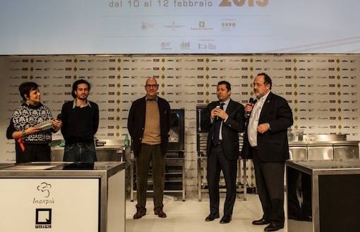 PhotogalleryClaudio Ceroni (di spalle) e Paolo Marchi (a destra) consegnano il premio Amici di Identit&agrave; Golose al giornalista del Corriere della Sera Roberto Perrone, al fotografo Bob Noto e al regista Elvio GorelliDavide Scabin del Combal.Zero di Rivoli ("Pasta e insalata", portata salata) e Nino Di Costanzo del Mosaico del Terme Manzi a Ischia ("Napul &eacute;", portata dolce), premiati per il Piatto dell'anno da Cesare Baldrighi, presidente del Consorzio Grana Padano. All'estrema sinistra, Antonino Maresca, pasticcere dietro a Di CostanzoGiuseppe Iannotti del ristorante Kresios di Telese Terme (Benevento) riceve il premio Vent'Anni da Clement Vachon, International relations, events and communication manager di San Pellegrino. A sinistra Claudio Ceroni di MagentaBureauTonino Cannavacciuolo, chef di Villa Crespi sul Lago D'Orta in Piemonte, premiato da Sara Peirone, Responsabile Top Gastronomy di Lavazza: &egrave; suo il Premio Tipicit&agrave; Italiana in CucinaPremio Birra in Cucina a Fabio Barbaglini dell'Antica Osteria del Ponte alla Cassinetta di Lugagnano (Milano). Con lui, Alfredo Pratolongo, direttore Comunicazione a Affari istituzionali di Heineken Italia. A destra, Christian Milone, chef della Gastronavicella di Pinerolo (Torino), vincitore della seconda edizione del Premio Birra Moretti Grand CruPremio creativit&agrave; in cucina a Massimiliano Alajmo, chef e patron delle Calandre a Rubano (Padova), premiato da Piero Gabrieli e Chiara Quaglia di Molino Quaglia. Con loro, Paolo Marchi e Francesca BarberiniLa chef di Glass Hosteria, Cristina Bowerman, premiata da Alberto Zenato della cantina Zenato: &egrave; lei Identit&agrave; Donna 2013Roberto Filippelli, responsabile marketing e comunicazione di Fontanafredda, premia Massimo Spigaroli, Artigiano del Gusto 2013, chef e patron dell'Antica Corte Pallavicina a Polesine Parmense (Parma)Il presidente dell'Ente bilaterale nazionale del turismo e vicepresidente di Fipe Alfredo Zini consegna il premio Identit&agrave; Vincenti a Milano a Enrico Merli McClure e Giovanni Ruggieri, direttore e chef del ristorante Il Refettorio di Milano