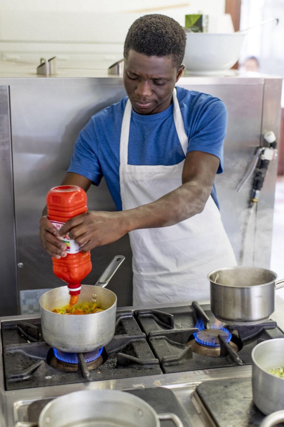 Galleria fotografica






I partecipanti dell'ultima edizione di Refugee Masterchef









Hadi Noori 









Hamed Mohamad Karim con un concorrente









Alganesh, etiope, vincitrice del concorso precedente. Ora lavora da Africa Experience






















