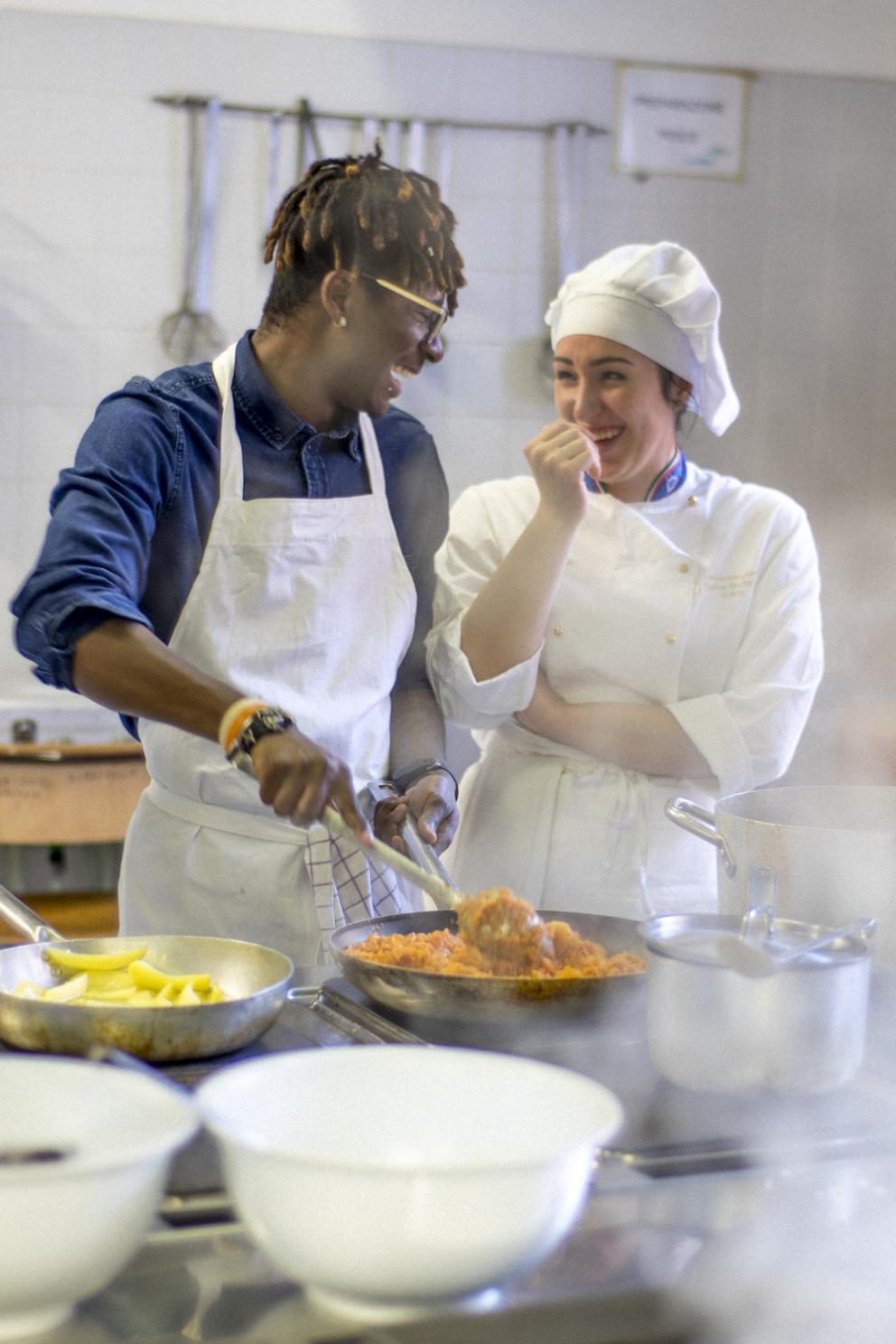 Galleria fotografica






I partecipanti dell'ultima edizione di Refugee Masterchef









Hadi Noori 









Hamed Mohamad Karim con un concorrente









Alganesh, etiope, vincitrice del concorso precedente. Ora lavora da Africa Experience




































