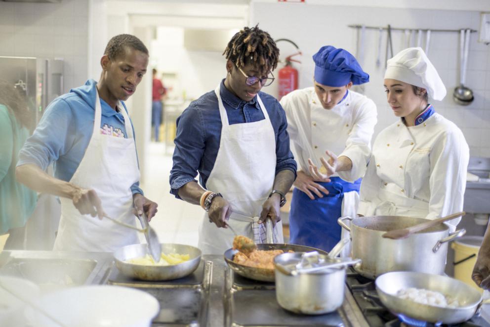 Galleria fotografica






I partecipanti dell'ultima edizione di Refugee Masterchef









Hadi Noori 









Hamed Mohamad Karim con un concorrente









Alganesh, etiope, vincitrice del concorso precedente. Ora lavora da Africa Experience









































