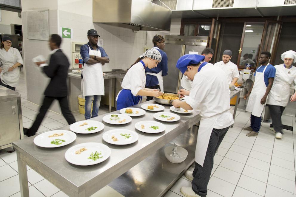 Galleria fotografica






I partecipanti dell'ultima edizione di Refugee Masterchef









Hadi Noori 









Hamed Mohamad Karim con un concorrente









Alganesh, etiope, vincitrice del concorso precedente. Ora lavora da Africa Experience












































































