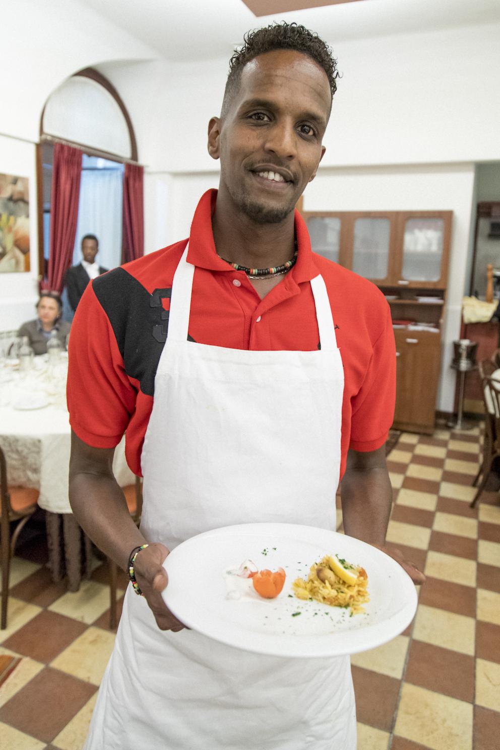 Galleria fotografica






I partecipanti dell'ultima edizione di Refugee Masterchef









Hadi Noori 









Hamed Mohamad Karim con un concorrente









Alganesh, etiope, vincitrice del concorso precedente. Ora lavora da Africa Experience

















































































