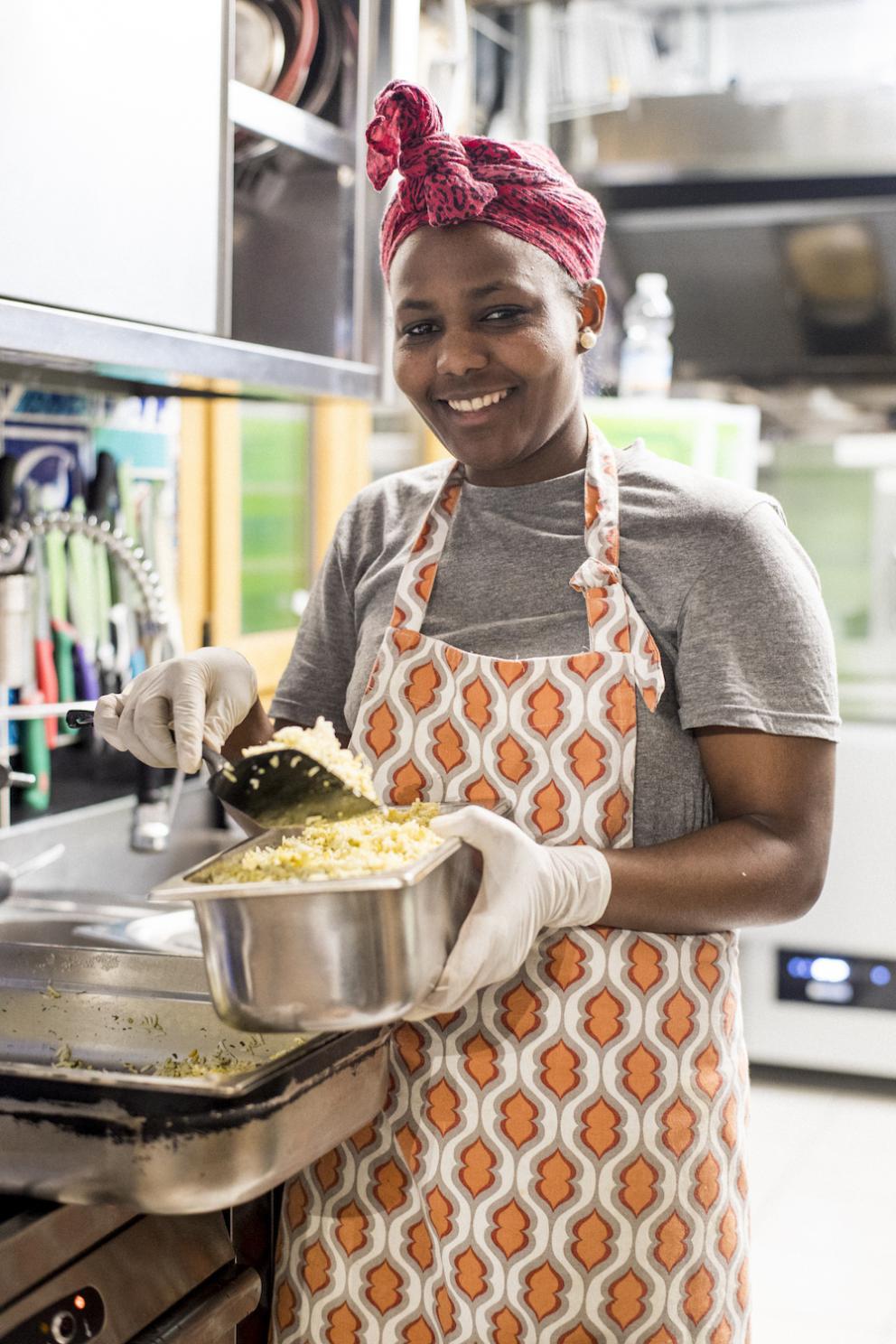 Galleria fotografica






I partecipanti dell'ultima edizione di Refugee Masterchef









Hadi Noori 









Hamed Mohamad Karim con un concorrente









Alganesh, etiope, vincitrice del concorso precedente. Ora lavora da Africa Experience






