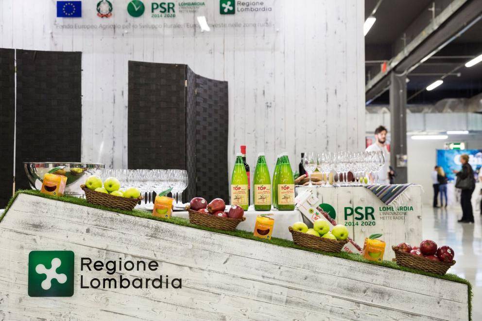 Galleria fotografica






Il viaggio nel mondo di Grana Padano è iniziato il primo giorno di congresso con due degustazioni orizzontali tenute dal Consorzio di Tutela ed è terminato con lo chef Andrea Ribaldone e i suoi sfiziosissimi finger food. La domenica Matteo Baronetto (nella foto con gli GnamBox ed Elisabetta Serraiotto, responsabile Marketing di Grana Padano) ha preparato originali tapas ideate per l'occasione, mentre per la giornata di chiusura il maestro Franco Pepe ci ha regalato la sua personale interpretazione della pizza fritta con il Grana Padano









Durante la pausa lavori, dalle 13 alle 15, lo spazio S.Pellegrino ha offerto ai visitatori del congresso la degustazione di un piatto d’autore: il sabato di Paolo Griffa e Alessandro Rapisarda (nella foto), finalisti rispettivamente della prima e della seconda edizione di S.Pellegrino Young Chef, la domenica un dolce di Loretta Fanella e lunedì il piatto Carciofo&Carciofo di Cristina Bowerman. Domenica alla tavola rotonda Coltivare il talento gli chef Cristina Bowerman, Caterina Ceraudo, Loretta Fanella, Anthony Genovese, Davide Oldani, Ciccio Sultano, Paolo Griffa e Alessandro Rapisarda hanno raccontato storie di successo tra maestri e allievi. E poi è stata da non perdere la specialissima Experience Box...









Giovanni Pellegrino, Alberto Basso e Giuseppe Lo Iudice (nella foto), giovani talenti del Premio Birra Moretti Grand Cru, hanno proposto le loro creazioni ideate in abbinamento con Birra Moretti Grand Cru, rispettivamente: Beer Donuts con Birra Moretti La Bianca, Pancia di maiale iberico, luppolo e Birra Moretti Grand Cru e Anatra alla Birra Moretti Lunga Maturazione, anche in abbinamento









Le miscele iTierra! Origins, in cui si coniugano eccellenza del prodotto, rispetto per l’ambiente e attenzione al sociale e la special edition di “Kafa”, uno dei caffè più pregiati al mondo che nasce nella foresta etiope, sono stati i  protagonisti dello spazio espositivo Lavazza, che ha ospitato un ’esperienza sensoriale con esclusivi aperitivi di food pairing firmati dallo chef Cesare Battisti e dal bartender Dennis Zoppi. A stupire i visitatori l’esclusiva auto “stellata” Smart Forfood, primo ristorante su quattro ruote nato dalla collaborazione tra Lavazza, Mercedes-Benz Italia, Michelin, Focaccia Group e Medici Style, sotto la direzione creativa di Davide Oldani (foto)









Allo stand di Vino Libero & Compagnia, il gruppo Fontanafredda (nella foto, Andrea Farinetti) ci ha raccontato la biodiversità agroalimentare italiana con un viaggio di degustazioni attraverso l’Italia del vino, tra le regioni più importanti del panorama enologico italiano, dal Piemonte fino alla Sicilia









Dopo 4 anni dalla prima edizione è tornato Bread Religion nello spazio Petra Molino Quaglia. Cuochi, pizzaioli, pasticcieri e panettieri hanno accompagnato gli ospiti del congresso lungo un viaggio di profumi e sapori che parte dal grano. Pagnotte da affettare, ciabatte alveolate, focacce salate e dolci lievitati, panini morbidi o con la crosta, impasti di lievito madre con farine Petra macinate a pietra o biologiche, con e senza glutine: queste le forme del pane che i professionisti ospiti hanno farcito per interpretare la loro idea del “viaggio”









Le Cantine Ferrari hanno scelto Identità Golose per continuare il percorso di approfondimento sull’Arte dell’Ospitalità avviato lo scorso anno con The World’s 50 Best Restaurants. Il tema dell’accoglienza, molto sentito da Ferrari che da anni si impegna a valorizzare l’importante ruolo della sala, è stato raccontato sul palcoscenico dell’Auditorium alla scoperta degli elementi che rendono indimenticabile l’esperienza gastronomica. Nella giornata di lunedì lo spazio Ferrari ha offerto degustazioni di Riserve Trentodoc: Perlè, Perlè Bianco, Perlè Nero e Perlè Rosè, abbinati alle creazioni di Alfio Ghezzi, del ristorante Locanda Margon di proprietà della famiglia Lunelli (nella foto, Matteo Lunelli a Identità Milano)






