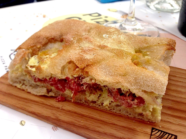 Galleria fotografica






La pizza in teglia farcita con crema di topinambur, soppressata (coppa di testa, quella buonissima made in Toscana di Renieri) e scorza di limone di Graziano Monogrammi, La Divina Pizza a Firenze









Una passeggiata al ghetto, pizza tonda con alici affumicate, scarola riccia, pomodorini e panko di Pier Daniele Seu al Gazometro38









La Margherita Romanesca con pomodoro, “mozzarella” di pecora, pecorino romano e menta di Stefano Callegari e Valerio Piccirillo da Sbanco a Roma









La pizza a 4 mani con Davide Del Duca di Francesco Martucci de I Masanielli









La pizza Vegetariana d’Autunno di ‘O Fiore Mio a Faenza









La pizza con crema di zucchine, dadolata di pomodoro e gamberi crudi di Massimo Giovannini all’Apogeo di Pietrasanta









La pizza in teglia con pancetta porchettata e ricotta della Garfagnana di Andrea Morini della pizzeria Da Cecio, con lo strepitoso impasto di Gabriele Bonci









La pizza con burrata, alici, nocciole e timo di Enrico Cappuccini e Carmine Piano, alias PizzeVaganti









La Pizza del territorio (in edizione limitata) di Franco Pepe fatta solo con prodotti dell’Alto Casertano









La pizza maritata di Angelo Rumolo da Grotto Pizzeria Castello a Caggiano









La Pizza Crocché con fiordilatte dei monti Lattari e crocché di patate di Peppe Guida: una squisita pizza a 4 mani con Giancarlo Casa alla Gatta Mangiona (foto Lorenzo Sandano)









La pizza “da compartir” di Madre a Roma (leggi qui), in particolare l’Affumicata con provola affumicata, patate e chorizo









La pizza fritta di Ciro Oliva da Concettina ai Tre Santi con ricotta, pepe e scorza di limone









La pizza alla pala – versione basic della Margherita con pomodorini freschi e mozzarella di bufala a crudo – di Ribalta a New York, il locale di Rosario Procino e Pasquale Cozzolino









La Pizz’a Selva del Foro dei Baroni a Puglianello (Benevento) con asparagi, fiordilatte, lonzardo, provolone del Monaco e menta. Non solo la cucina di Raffaele D’Addio ma anche un’ottima pizza!






