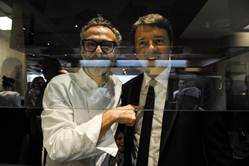 Galleria fotografica






Matteo Renzi, il giorno dell'inaugurazione, a tavola con il ministro Martina e con Massimo Bottura





