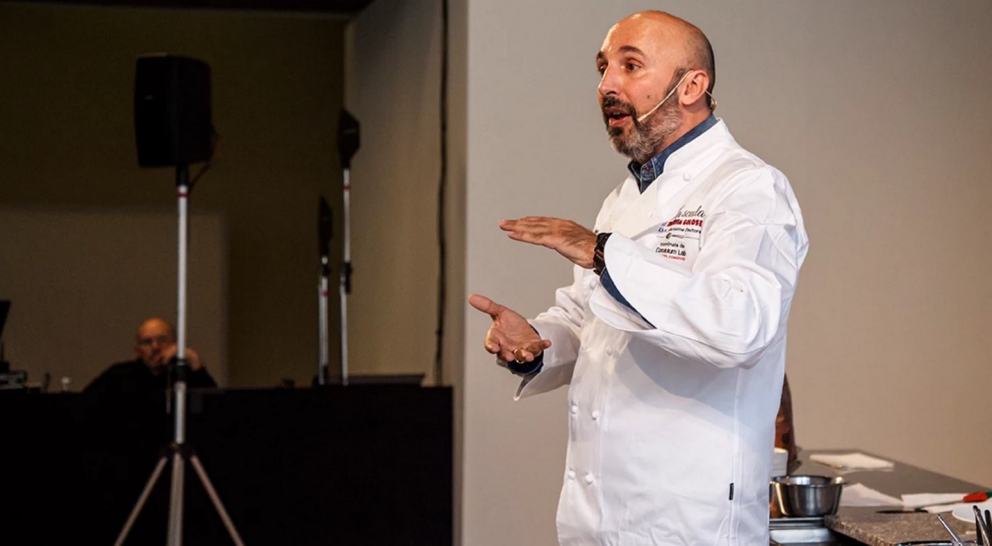 Galleria fotografica






Gianluca Fusto è stato "trascinato" sul palco da un incontenibile Davide Scabin









Luca De Santi, capo pasticcere e sous chef del Ratanà









Lola Torres, coordinatrice delle lezioni di Arte del Convivio - Convivium Lab






