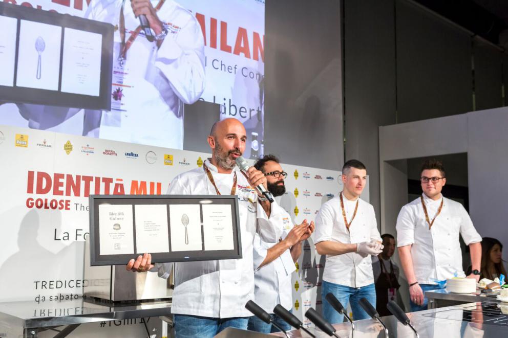 Galleria fotografica






Giuseppe Zen, già mattatore assoluto dello street food regionale italiano con il suo Mangiari di Strada, da qualche mese ha conquistato il Mercato della Darsena di Milano con una macelleria che offre solo carni grass-fed, con il panificio a produzione propria più piccolo d'Europa e con Resistenza Casearia. Un banco di soli formaggi di latte crudo. Nel corso della sua lezione, con la consueta e straripante eloquenza, Zen ha attraversato molte regioni italiane proponendo assaggi sublimi come quello della Cassata monacale: una specie di versione primigenia del grande dolce siciliano, in cui la ricotta torna a essere la prima, vera protagonista














La buonissima Zuppa di ricotta con olio extravergine, pepe e pane offerta al pubblico di Identità di formaggio da Giuseppe Zen






