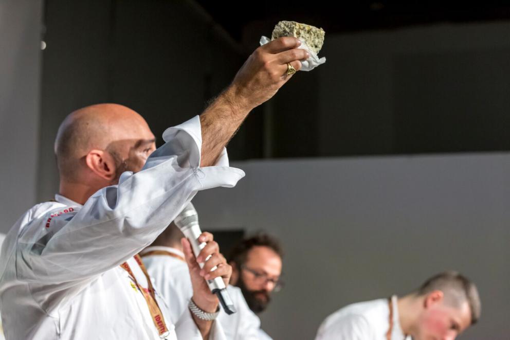 Galleria fotografica






Giuseppe Zen, già mattatore assoluto dello street food regionale italiano con il suo Mangiari di Strada, da qualche mese ha conquistato il Mercato della Darsena di Milano con una macelleria che offre solo carni grass-fed, con il panificio a produzione propria più piccolo d'Europa e con Resistenza Casearia. Un banco di soli formaggi di latte crudo. Nel corso della sua lezione, con la consueta e straripante eloquenza, Zen ha attraversato molte regioni italiane proponendo assaggi sublimi come quello della Cassata monacale: una specie di versione primigenia del grande dolce siciliano, in cui la ricotta torna a essere la prima, vera protagonista














La buonissima Zuppa di ricotta con olio extravergine, pepe e pane offerta al pubblico di Identità di formaggio da Giuseppe Zen









Il piemontese Andrea Ribaldone, che tra pochi giorni aprirà il suo nuovo ristorante gastronomico, ha messo al centro della sua lezione i formaggi di Marco Bernini. Nella sua fattoria La Cavarchella a Pozzol Groppo (Alessandria) Bernini compie articolate sperimentazioni con gli "erborinati", utilizzando tecniche mutuate dalla birrificazione. Ribaldone ha proposto tre assaggi di tre diversi formaggi accostati rispettivamente a pompelmo, avocado e broccoli 






