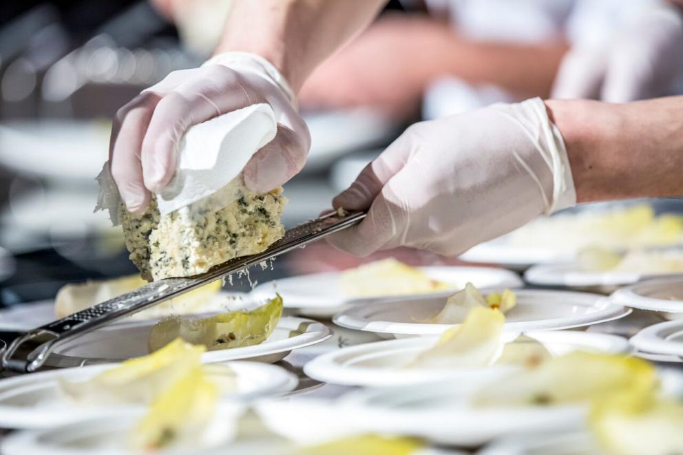 Galleria fotografica






Giuseppe Zen, già mattatore assoluto dello street food regionale italiano con il suo Mangiari di Strada, da qualche mese ha conquistato il Mercato della Darsena di Milano con una macelleria che offre solo carni grass-fed, con il panificio a produzione propria più piccolo d'Europa e con Resistenza Casearia. Un banco di soli formaggi di latte crudo. Nel corso della sua lezione, con la consueta e straripante eloquenza, Zen ha attraversato molte regioni italiane proponendo assaggi sublimi come quello della Cassata monacale: una specie di versione primigenia del grande dolce siciliano, in cui la ricotta torna a essere la prima, vera protagonista














La buonissima Zuppa di ricotta con olio extravergine, pepe e pane offerta al pubblico di Identità di formaggio da Giuseppe Zen









Il piemontese Andrea Ribaldone, che tra pochi giorni aprirà il suo nuovo ristorante gastronomico, ha messo al centro della sua lezione i formaggi di Marco Bernini. Nella sua fattoria La Cavarchella a Pozzol Groppo (Alessandria) Bernini compie articolate sperimentazioni con gli "erborinati", utilizzando tecniche mutuate dalla birrificazione. Ribaldone ha proposto tre assaggi di tre diversi formaggi accostati rispettivamente a pompelmo, avocado e broccoli 









La storia dei formaggi di Marco Bernini, protagonisti della lezione di Ribaldone, la potete leggere in questo articolo di Carlo Passera






