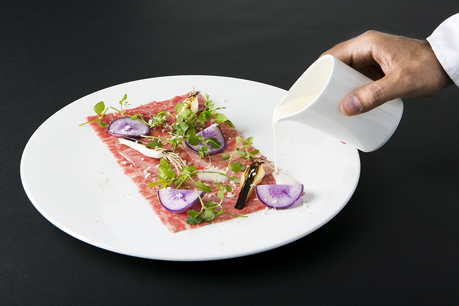 Galleria fotograficaANTIPASTO.&nbsp;&ldquo;Aspic&rdquo; con calamaro, ostriche, Konjac e verdure di&nbsp;Fabrizio Ferrari, chef del ristorante&nbsp;Al Porticciolo 84 di Lecco
PRIMO PIATTO. Tagliatella&nbsp;Grana Padano e&nbsp;Joshu&nbsp;Wagyu di Terry Giacomello del ristorante Inkiostro di Parma
