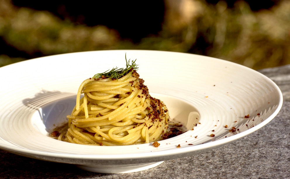 Galleria fotografica






Giorgio Damini, Damini & Affini, Arzignano (Vicenza)

La mia caesar salad - L'idea è sicuramente nata dopo le mie esperienze londinesi, quando ho scoperto come una salsa cambi completamante il gusto dell'insalata. Quindi ho cercato di esaltare tutti gli ingredienti dividendoli uno per uno, senza mescolare nulla, poi un pizzico di macelleria con la carne disidratata al posto del pollo e, dulcis in fundo, il pane di Eugenio Pol









Alessandro Dal Degan, La Tana, Asiago (Vicenza)

Crudo di anatra fiammeggiata, topinambur, foglie di faggio e sorbo dell'uccellatore - E' un piatto che per tonalita amaro-salate e per quelle dei colori è un simbolo della stagione fredda e della monocromia invernale. Un omaggio alla lentezza









Alessio Longhini, Stube Gourmet dell'hotel Europa, Asiago (Vicenza)

Riso carnaroli mantecato alla crema di topinambur, crudo di ricciola, caramello di birra stout, uova di salmone - Piatto che rispecchia le mie esperienze. Raccoglie gusti e consistenze diversi tra loro









Alfio Ghezzi, Locanda Margon, Trento

Non aglio e olio, non cacio e pepe, ma insolito Trentino - Spaghetti Monograno Felicetti, TrentoDoc Ferrari Perlé, Trentingrana e olio extravergine Garda Trentino Dop Uliva... Un piatto che nasce sulla suggestione di Bottura: «...ma siamo proprio sicuri che la tradizione sia rispettosa del territorio?». E che si sviluppa attraverso la tecnica dei due classici, aglio e olio e cacio e pepe, declinati però in chiave trentina









Giuliano Baldessari, Aqua Crua, Barbarano Vicentino (Vicenza)

Mungotto alle capesante, artemisia e argilla - Lo propongo perché offre un punto di vista diverso sul mondo del risotto. Il mungotto è il nome che ho dato al "risotto" fatto con i fagioli mung al posto del riso









Lionello Cera, Antica Osteria Cera, Campagna Lupia (Venezia)

Spaghettino freddo con cavolfiore, champagne rosé, scampo e ostrica - Un piatto che nasce dopo avere cotto il cavolfiore assieme ai gusci delle canocchie. Ho pensato di conferirgli acidità e ho fatto ridurre dello champagne con anice stellato. Poi scampo crudo battuto e un pezzo di ostrica per ricordare il mare in purezza









Nicola Dinato, Feva, Castelfranco Veneto (Treviso)

Risotto al broccolo di Bassano, cannocchie, mandarino, alici - "...with tangerine trees and broccoli skies..". Citiamo, modificandola, una frase del brano Lucy in the Skies with Diamonds, dei Beatles. Proponiamo l'italianità in un primo piatto invernale, che coglie spunti dal territorio limitrofo (il broccolo di Bassano del Grappa, le cannocchie della Laguna di Venezia), ma anche da altrove (i mandarini siciliani, la colatura di alici di Cetara). Il tutto unito da un grande riso, il Principato di Lucedio









Giuseppe D’Aquino, Oseleta, Cavaion Veronese (Verona)

Spaghetti al pomodoro del piennolo, burrata e scorza di limone – Un piatto che nella sua semplicità è diventato il must del ristorante Oseleta. Un piatto per il quale a detta di tanti vale la pena fare il viaggio






