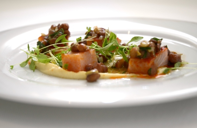 Galleria fotografica






Baccalà Giraldo, patate di Nardò e olive Leccine di Andrea Ribaldone









Cialledda, ventresca di tonno rosso Balfegò con quintessenza prima di origano di Domenico Schingaro









Sedanino di grano arso con crema di peperoni gialli, salsiccia a punta di coltello di Altamura croccante e ricotta leggermente acidula di Pietro Zito






