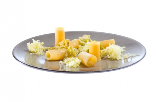 Galleria fotografica






Ravioli di latte di capra con funghi porcini alle erbe (1997)
La madre di tutte le paste ripiene craccobaronettiane.  Genesi 1997, in pieno fermento creativo alle Clivie. "E' il primo esempio di raviolo a bottone - rammenta Baronetto - Ricordo che andavo nel weekend a Giaveno, armato di tanica di plastica a comprare il latte di capra da un piccolo produttore. La cagliata era la farcia del raviolo: a contatto col caldo della cottura il ripieno si liquefaceva». Pasta ripiena d’estro ante-litteram. Un primo tornato in carta spesso negli anni milanesi. Prossimamente con asparagi verdi e tartufo nero (foto Italy behind the obvious)








Spaghetti fritti con composta di pomodoro e basilico fritto (2002)
Gli spaghetti sono cotti normalmente e poi fritti. Interessante la composta di pomodoro impigliata: si ottiene cucinando le solanacee interee in forno, su un letto di sale. Una volta scolate, ne rimane solo la polpa, un concentrato di gusto che poi si trita, condisce e incastra tra i rami di grano duro e il basilico fritto (Foto Bob Noto)








Rigatoni fritti, crema di broccolo e cozze (2003)
Anche qui, la pasta è cotta e poi fritta per un paio di minuti in padella, "come fosse una patatina". Troviamo così per la prima volta i rigatoni, un formato molto apprezzato da C&B: "E' per l'aria, per la cavità che racchiudono: sono belli e intrappolano il condimento, come dei mini-cannelloni" (Foto Bob Noto)








Garganelli d'uovo marinato alla amatriciana (2004)
I Garganelli al ragù sono la prima declinazione della tecnica dell'uovo marinato su un primo piatto: la denaturazione delle proteine del tuorlo, marinato nel sale e nello zucchero, origina una consistenza solida. E' l'affermazione dell'uovo come icona della cucina di Cracco. Dal 2004, la tecnica incontrerà numerose applicazioni ed evoluzioni: vedi il piatto in foto, oppure i celebri Spaghetti d’uovo marinato, ricci di mare e caffè (2009). E un terzo esempio ancora più recente alla fine di questa stessa gallery (foto Made in Photos)








Paccheri di gruyère (2004)
Un esempio di pasta non-pasta, un filone che negli anni ha coinvolto diversi cuochi (poco, a dire il vero, C&B). "Pasta non-pasta" perché, in questo caso, i paccheri non sono di grano duro ma di gruyère, formaggio svizzero. Il "pacchero" è servito su un'insalata. E' un piatto d'intermezzo, non confinabile al regno dei primi (Foto Bob Noto)








Tagliatelle di patate, alici e broccoli (2004)
Le tagliatelle sono in realtà gnocchi dalla forma allungata. Sono lasciate asciugare in cella e cotte normalmente. Il gusto è più dominante di quello di una tagliatela all'uovo. In stagione, ben accette le lamelle di tartufo (Foto Bob Noto)








Ravioli ripieni di maionese con ricci di mare e semi di basilico (2006) 
Evoluzione del piatto partorito alle Clivie (1997), non è un raviolo ma un bottone. E' fondato sul concetto di sottrarre pasta, il bordo del raviolo che comunemente eccede. E il condimento diventa contenuto, altro topos del procedere craccobaronettiano. In questo caso, la maionese è appena intiepidita (ma non si scioglie) ed esprime tutta la sua godibile grassezza e condimento (Foto Bob Noto)








Ravioli di broccoletti cotti sul rosmarino, semi di basilico e frutti di mare (2008) 
Un raviolo ottenuto con una tecnica interessante perché è cotto per affumicatura sul rosmarino. E così anche i frutti di mare, che cuociono per calore indiretto (foto Paolo Marchi)





