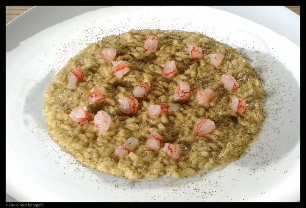 Galleria fotografica






Massimiliano Poggi, Al Cambio, Bologna

Uovo asparagi e parmigiano. Rappresenta la tradizione, non solo bolognese ma italiana. Chiaro che noi, con l'apparato di Altedo, abbiamo una fortuna che non tutte le regioni hanno: l'abbiamo in casa e di qualità assoluta! Riprendo la tradizione e trasformo le consistenze: a essere fritto non è più l'uovo ma la punta degli asparagi; il parmigiano non è più grattato ma viene reso cremoso con aggiunta di brodo di asparagi; aggiungo solo una parte di succo di asparagi crudi perché dà una notevole componente minerale amarognola. Un anticipo di primavera









Alessandro Panichi, Sotto l'Arco, Bologna

Canocchia, radicchio, bottarga e lampone. Dolce, amaro, acido e iodato (foto Bob Noto)









Isa Mazzocchi, La Palta, Borgonovo Valtidone (Piacenza)

Batarò con senape selvatica, pescegatto e pancetta. Una specie di pane schiacciato, con percentuale di polenta, ripieno di salumi piacentini (si serve soprattutto in val tidone). Piacenza in un batarò









Alberto Faccani, Magnolia, Cesenatico (Forlì-Cesena)

Triglia, amaretto, zafferano e limone. La dolcezza e la grassezza della triglia, la nota alcolica del liquore di mandorla, la profondità dello zafferano e l'aspro del limone. Un omaggio all'Italia e al Mediterraneo









Omar Casali, Marè, Cesenatico (Forlì-Cesena)

Bora Nera. Spaghettoni, inchiostro, quinto quarto di seppia, alghe e bergamotto. Materia prima, tecnica e tanto cuore per riportare nel piatto l'affascinante e profondo profumo iodato di una burrascosa giornata sul molo di Cesenatico









Fabrizio Mantovani, Fm con gusto, Faenza (Ravenna)

Patata ratta, lenticchie e caviale. E' una sintesi della mia cucina: una semplice patata con lenticchie, arricchita da un piccolo cucchiaio di caviale. Una crème fraîche allo zafferano e zest di lime. Estetica, istinto e semplicità ragionata









Massimiliano Mascia, San Domenico, Imola (Bologna)

Scampo, goletta e piselli. Amo i colori e i sapori della primavera e mi piace giocare con la contaminazione carne/pesce









Luca Marchini, L'Erba del Re, Modena

Risotto con ostriche, succo di porri, rucola e rabarbaro. E' il frutto della volontà di far coesistere la forza olfattiva del mare, proveniente dalle ostriche adagiate sulla superfice, con la pseudo-dolcezza di un risotto cremoso, la cui cottura viene fatta con un succo di porri grigliati e brasati. Giocano un ruolo di equilibrio la freschezza e asprezza del rabarbaro e il lieve amaro della rucola selvatica









Massimo Bottura, Osteria Francescana, Modena

Sometimes maillard, sometimes partrige... even bollito in civèt sauce. Ovvero, "A volte germano reale, a volte pernice... persino il bollito in salsa civet"









Irina Steccanella e Beppe Palmieri, Panino, Modena

Tortellini SuperPanna. Comprare una grande materia prima per fare un grande tortellino, e restiuire valore e qualità a un piatto della cucina domestica degenerato col tempo









Gianluca Gorini, Le Giare, Montiano (Forlì-Cesena)

Cetriolo, liquore Varnelli e uova di pesce affumicate. Note vegetali che incontrano quelle marine e affumicate per un interpretazione a 360 gradi del cetriolo, dal germoglio al fiore









Riccardo Agostini, Il Piastrino, Pennabilli (Rimini)

Animella d’agnello, latte ed estratto d’alloro. L'idea è quella di proporre un'animella inconsueta, d'agnello, senza nascondere le sue caratteristiche gustative come da tradizione ma esaltandole con il concentrato di latte di pecora per rafforzarne il gust. Vista la componente grassa, ho utilizzato l'alloro per il suo gusto amaro e la sua rinfrescante balsamicità









Terry Giacomello, Inkiostro, Parma

La pasta a modo nostro. Tagliolini tiepidi al bianco d'uovo con crema di parmigiano 36 mesi, rosso d'uovo sbattuto, caviale di tartufo e foglie di timo. E' un albume d'uovo cotto a vapore, steso come la pasta tradizionale, tagliato a mano a tagliolino, contornato da una crema di parmigiano, macchiata con un rosso d'uovo sbattuto e guarnito con foglie di timo e caviale di tartufo









Marco Parizzi, Parizzi, Parma

Consommé di buccia di patate, cipolla bruciata e ostriche con anolini di salmone. Il contrasto tra ingredienti di scarto e ingredienti pregiati, l'apparenza rassicurante di un piatto tipico con gusti completamente stravolti









Carla Aradelli, Riva, Ponte Dell'Olio (Piacenza)

Polpo, radicchio tardivo, crochetta di patate e majonese di rape rosse. Un piatto di semplicità ricercata: polpo e patate (la tradizione) e prodotti di stagione (radicchio tardivo e rapa rossa) creano un gioco di colori, radici e consistenze






