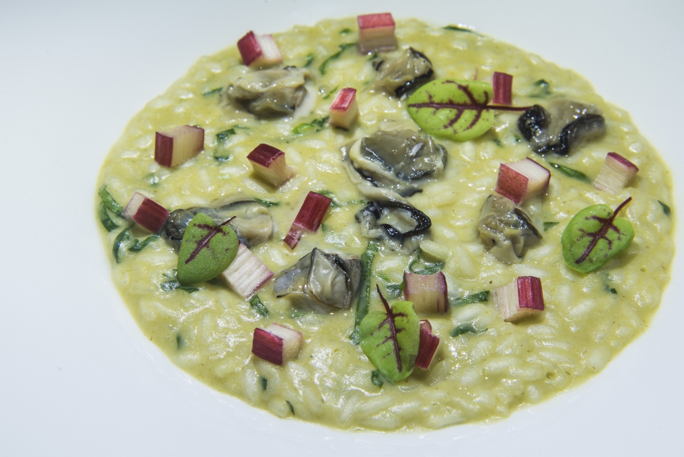 Galleria fotografica






Massimiliano Poggi, Al Cambio, Bologna

Uovo asparagi e parmigiano. Rappresenta la tradizione, non solo bolognese ma italiana. Chiaro che noi, con l'apparato di Altedo, abbiamo una fortuna che non tutte le regioni hanno: l'abbiamo in casa e di qualità assoluta! Riprendo la tradizione e trasformo le consistenze: a essere fritto non è più l'uovo ma la punta degli asparagi; il parmigiano non è più grattato ma viene reso cremoso con aggiunta di brodo di asparagi; aggiungo solo una parte di succo di asparagi crudi perché dà una notevole componente minerale amarognola. Un anticipo di primavera









Alessandro Panichi, Sotto l'Arco, Bologna

Canocchia, radicchio, bottarga e lampone. Dolce, amaro, acido e iodato (foto Bob Noto)









Isa Mazzocchi, La Palta, Borgonovo Valtidone (Piacenza)

Batarò con senape selvatica, pescegatto e pancetta. Una specie di pane schiacciato, con percentuale di polenta, ripieno di salumi piacentini (si serve soprattutto in val tidone). Piacenza in un batarò









Alberto Faccani, Magnolia, Cesenatico (Forlì-Cesena)

Triglia, amaretto, zafferano e limone. La dolcezza e la grassezza della triglia, la nota alcolica del liquore di mandorla, la profondità dello zafferano e l'aspro del limone. Un omaggio all'Italia e al Mediterraneo









Omar Casali, Marè, Cesenatico (Forlì-Cesena)

Bora Nera. Spaghettoni, inchiostro, quinto quarto di seppia, alghe e bergamotto. Materia prima, tecnica e tanto cuore per riportare nel piatto l'affascinante e profondo profumo iodato di una burrascosa giornata sul molo di Cesenatico









Fabrizio Mantovani, Fm con gusto, Faenza (Ravenna)

Patata ratta, lenticchie e caviale. E' una sintesi della mia cucina: una semplice patata con lenticchie, arricchita da un piccolo cucchiaio di caviale. Una crème fraîche allo zafferano e zest di lime. Estetica, istinto e semplicità ragionata









Massimiliano Mascia, San Domenico, Imola (Bologna)

Scampo, goletta e piselli. Amo i colori e i sapori della primavera e mi piace giocare con la contaminazione carne/pesce






