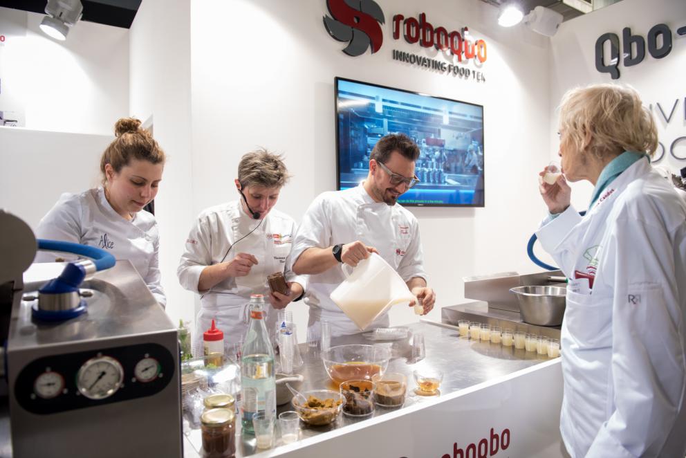 Galleria fotografica






Dispensa

Dispensa – Generi Alimentari & Generi Umani è il magazine italiano indipendente e da collezione dedicato al cibo, creato da Martina Liverani. In Dispensa le storie dei generi alimentari si intersecano a quelle dei generi umani dando vita a originali racconti fatti di parole e immagini. Un progetto controcorrente che in epoca digitale, grazie alla bellezza tattile di un prodotto editoriale antico, invita il lettore a riprendersi il tempo da dedicare alle cose belle. «Non potevamo mancare a questo grande evento, è un’occasione imperdibile non solo a livello di contatti ma anche perché ci offre una full immersion tra le eccellenze della gastronomia»









Italia Squisita 

ItaliaSquisita è il network b2b di riferimento per chi ama la ristorazione e l’accoglienza di alta gamma. Non è voluta mancare all'appuntamento con Identità Milano 2017









James 1599 

Debutto avventuroso nell'alta cucina a Identità Golose del brand James 1599. L'equipaggio, che muove i suoi passi dall'antica Compagnia Inglese delle Indie Orientali, ha portato in scena le sue spezie, i suoi sali dal mondo e le erbe aromatiche. Prodotti di alta qualità, attentamente ricercati e con un packaging all'altezza delle aspettative. Polveri impalpabili, semi aromatici, erbe disidratate, gemme marine e vulcaniche, magnifici pepi e non solo sono stati annusati e assaporati durante il congresso, assieme a golose frolle aromatizzate con la miscela di curry dolce She's My Curry creata ad hoc









Joaquin 

Per la prima volta a Identità Milano, l’azienda vitivinicola irpina Joaquin ha presentato il progetto Joaquin Dall’Isola, che le ha permesso di salvare i pochissimi quintali di uva dell’isola di Capri, prodotti da piccoli vigneti coltivati a varietà Greco, Falanghina, Biancolella, e quella che dai contadini del posto è chiamata “Ciunchesa”. Da Capri, nel 2009, sono state prodotte circa 800 Magnum, mentre nel 2010 sono state realizzate circa 2000 bottiglie. A queste si aggiunge il Vino Rosato 2012, da uve Guarnaccia e Piedirosso, un piccolo gioiello enologico di sole 68 bottiglie









Kai 

Durante tutto il congresso allo spazio espositivo di Coltelleria Kai abbiamo fatto un viaggio in Oriente con sfilettature del pesce con tecnica giapponese, decorazioni con verdure e confezionamenti di sushi e sashimi









Koppert Cress

 Koppert Cress è costantemente alla ricerca di ingredienti naturali innovativi, che permettano agli chef di aumentare il gusto e l’aroma dei loro piatti e di migliorarne la presentazione. «Siamo produttori di colori e gli chef sono i nostri pittori» ci ha spiegato Enrico Zallot. Una vasta rete internazionale di biologi, di esperti nel settore dei vegetali e di gastronomi fornisce un flusso continuo di prodotti, che soddisfa i requisiti culinari sempre più elevati di ristoranti sparsi ovunque nel mondo









Longino & Cardenal

Longino & Cardenal continua il percorso alla base del suo successo: la costante ricerca di cibi rari e preziosi. E' stato accompagnato da due nuovi partner: Pariani, un’azienda piemontese nata come produttrice di Olio di Nocciola, e Tartuflanghe, insignita da anni del titolo “Eccellenza Artigiana” dalla Regione Piemonte. Lo stand ha visto la presenza dello chef basco Senèn González che ha deliziato i visitatori proponendo le innovative lamine di patata disidratata e bacon ripiene di tuorlo d’uovo. All’interno della Longino Vip Lounge, chef e visitatori della manifestazione hanno potuto apprezzare alcuni finger food realizzati dalle giovani e sapienti mani del company chef aziendale, rigorosamente con prodotti commercializzati da Longino & Cardenal. Anche Andrea Larossa, chef del ristorante Larossa ad Alba, ha presentato una versione finger dei suoi piatti a base di prodotti Tartuflanghe. E ancora: plancton marino Veta La Palma; pane Triticum che ha nobilitato il pane precotto e surgelato; i fiori e le erbe eduli dell’azienda alto-atesina Alpin Herbs; il tonno rosso del mediterraneo Balfegò, il baccalà dissalato Giraldo e, non da ultimo, il gambero rosso di Mazara del Vallo di Don Gambero









Macelleria Zivieri e Zivieri Tartufi

In linea con il tema del congresso, Macelleria Zivieri Massimo e Zivieri Tartufi hanno animato il proprio stand con il meglio della loro produzione. Battute al coltello di bovino e cervo affiancate dal tartufo nero pregiato, toast con prosciutto cotto di Mora Romagnola, crostini con patè fegato di pollo allevato a terra e funghi galletti, degustazioni di salame Montanaro di Mora Romagnola recentemente nominato il miglior salame in Italia, tagliata di capriolo e mini hamburger di selvaggina con tartufo bianchetto. Valore delle aziende protagoniste è l'attenzione verso prodotti naturali, a completa disposizione di una ristorazione attenta e scrupolosa, secondo filiere di produzione uniche in Italia









Manicardi 

Manicardi ha portato a Identità Milano due eccellenze enogastronomiche dell’Emilia Romagna: Lambrusco e Aceto Balsamico di Modena. In degustazione: Lambrusco Grasparossa di Castelvetro DOC “Vigna Cà del Fiore”, Spumante Brut Rosè “Fabula”, Aceto Balsamico Tradizionale di Modena DOP Extra Vecchio, Aceto Balsamico di Modena IGP “Nero Elisir”, Aceto Balsamico di Modena IGP “Nero Elisir Gold” e Aceto Balsamico di Modena IGP “5 Scudi”.









Masseria Schinosa

Nella Masseria Schinosa da oltre trecento anni si fa olio extravergine di oliva con amore per la terra e per gli oltre 28.000 secolari olivi pugliesi. Gli oliveti sono condotti con le più moderne tecniche colturali e nella produzione del loro olio extra vergine di oliva si incontrano e si fondono tradizione e innovazione









Mealitaly

Mealitaly e Tesoritalia nascono per promuovere e tutelare le eccellenze tipiche del territorio italiano grazie all’alta qualità della produzione stessa. Lavorando in aree DOP e IGP, come il Parco Nazionale del Vesuvio, la Penisola Sorrentina, le Colline Salernitane e il Cilento, per ciascuna referenza è stato redatto un "disciplinare di produzione interno", elevando gli standard qualitativi a livelli altissimi sia sul mercato italiano che estero. Ogni prodotto è controllato in ogni sua fase di produzione e lavorazione, partendo dalla coltivazione diretta delle materie prime sino al packaging finale









Mepra

Mepra nasce nel 1946 dalla trasformazione dell’azienda della famiglia Prandelli che, a cavallo delle due guerre, produce materiale bellico. L’indirizzo scelto dall’azienda per la propria produzione, privilegia la qualità e non la quantità: l’alluminio, utilizzato fino ad allora, viene immediatamente sostituito dall’ottone cromato, materiale di qualità superiore. Mepra continua a produrre tutti i suoi articoli in Italia, ed è presente oggi negli ambienti più esclusivi e rinomati del mondo, dagli hotel di lusso alle compagnie di crociera e aeree









Mielizia

Nel corso delle tre giornate Mielizia ha effettuato presso il proprio spazio espositivo a Identità Milano degustazioni dei loro mieli italiani millefiori e monoflora e altri prodotti apistici, anche in accompagnamento a formaggi, per conoscere meglio i prodotti della gamma e far apprezzare la varietà del miele italiano, suggerendo insoliti abbinamenti gastronomici









Niko Formazione

Un percorso di formazione unico in Italia, dalla partnership con l'Università degli Studi di Scienze Gastronomiche di Pollenzo alla full immersion in Casadonna Reale, al progetto Spazio, ristorante-laboratorio dove convertire la pratica didattica in lavoro nell'ottica della ricerca









Olitalia

Olitalia a Identità Milano ha presentato le sue eccellenze della linea Gourmet: gli Extravergini Regionali, le Monocultivar, l’Aceto Balsamico di Modena, e Frienn, l’innovativo olio di girasole altoleico per una frittura sana e leggera. L’azienda è specializzata da più di 30 anni nella produzione di oli e aceti ed è presente in oltre 120 paesi nel mondo









Open Blue Global Services

Nello spazio espositivo di Open Blue Global Services abbiamo degustato pesce cobia in tre ricette dello chef Omar Allievi: Cobia affumicato con mele, melanzane, crunchy di pane alla segale e robiola allo yuzu, Cobia marinato al miso con salsa di arance e cicoria e Tiradito di cobia con choclo e camote. Inoltre con Samsung Oculus, un’esperienza di realtà virtuale a 360 gradi, tutti i visitatori hanno potuto immergersi in un viaggio di due minuti e mezzo nell’impianto aziendale a Panama, una vista in elicottero a 12 km dalla costa per visitare le gabbie e scoprire come viene allevato il pesce cobia









Pastificio dei Campi

Per Pastificio dei Campi due chef hanno preparato una ricetta da offrire ai visitatori presso lo spazio espositivo dell’azienda: Christoph Bob del ristorante Refettorio Monastero Santa Rosa ha proposto Pasta dei Campi con peperoni, Mezzi occhi di lupo alla genovese con ali di razza e carciofi di Schito; Andrea Napolitano del ristorante Il Bikini di Vico Equense un Mischiato delicato con polipetti alla luciana, patate affumicate e spaghetti di mare









Pedrazzoli Salumificio

Pedrazzoli, salumificio mantovano nato nel 1950, oggi leader nella produzione di salumi bio, ha esordito a Identità Milano presentando la sua linea di salumi gourmet extra-selezionati Q+. Dedicata a chi ricerca l’eccellenza, Q+ è una collezione di prodotti esclusivi a produzione limitata e si caratterizza per l’estrema artigianalità che si ricollega a un’atavica tradizione norcina valorizzata da un packaging moderno ed essenziale. Si tratta di salumi numerati che consentono di tracciare tutto il ciclo di vita del prodotto. Un omaggio sensoriale e un gusto inconfondibile che nasce dalla ricerca della massima qualità del prodotto e del sapore più genuino









Piccolo Brite

Durante le tre giornate abbiamo potuto assaggiare gli speciali prodotti che provengono dal caseificio Piccolo Brite: formaggio di alpeggio e latteria, formaggio di malga e speck, prodotti che conservano intatto tutto il sapore delle Alpi, affinati, secondo un procedimento naturale, nei locali del caseificio affacciato su Cortina nella frazione di Alverà. Presente allo stand anche il mastro casaro che ha spiegato i vari procedimenti della fase di produzione









PRI.MA

PRI.MA. (fusione delle parole "prima" e “materia"), è una start-up nata in Puglia nel 2015 su iniziativa di un pastry chef e di un imprenditore del settore erboristico-salutistico. Dall'incontro di queste due esperienze prendono vita le 31 essenze della linea PRI.MA., risultato di un innovativo processo di estrazione dagli oli essenziali di frutti, fiori, spezie e piante officinali. Pepe, lime, cannella, zenzero sono solo alcune delle loro essenze con cui sperimentare in cucina. Tre le parole chiave di questa nuova linea: innovazione, riferita alla tecnica estrattiva, continua e circolatoria, per perfetti distillati di gusto; benessere, perché PRI.MA. contiene solo le virtù naturali degli alimenti; e qualità delle preparazioni, grazie all'alta volatilità della profumazione dei suoi oli essenziali e alla loro contemporanea stabilità in cottura che lascia intatti gusto e salubrità









Riso Zaccaria

Abbiamo fatto un lungo viaggio nella storia e nella cultura del riso con Zaccaria, che ci ha presentato più di venti tipologie di riso: biologiche, di Baraggia Dop, integrali e non. Tutte prodotte con estrema cura e nel pieno rispetto dell'ambiente. Zaccaria produce anche Gallette di riso e farine di riso monocultivar. Tutto è integralmente prodotto nelle risaie e negli impianti aziendali a Salussola, in provincia di Biella, in uno dei territori più particolari e unici al mondo per la coltivazione del riso, la Baraggia






