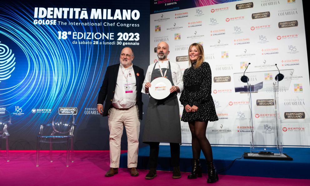 Stella Sanvito, Consulente Commerciale CHS Group, premia come Artigiano del Gusto Niko Romito del ristorante Reale Casadonna a Castel di Sangro (L'Aquila)
