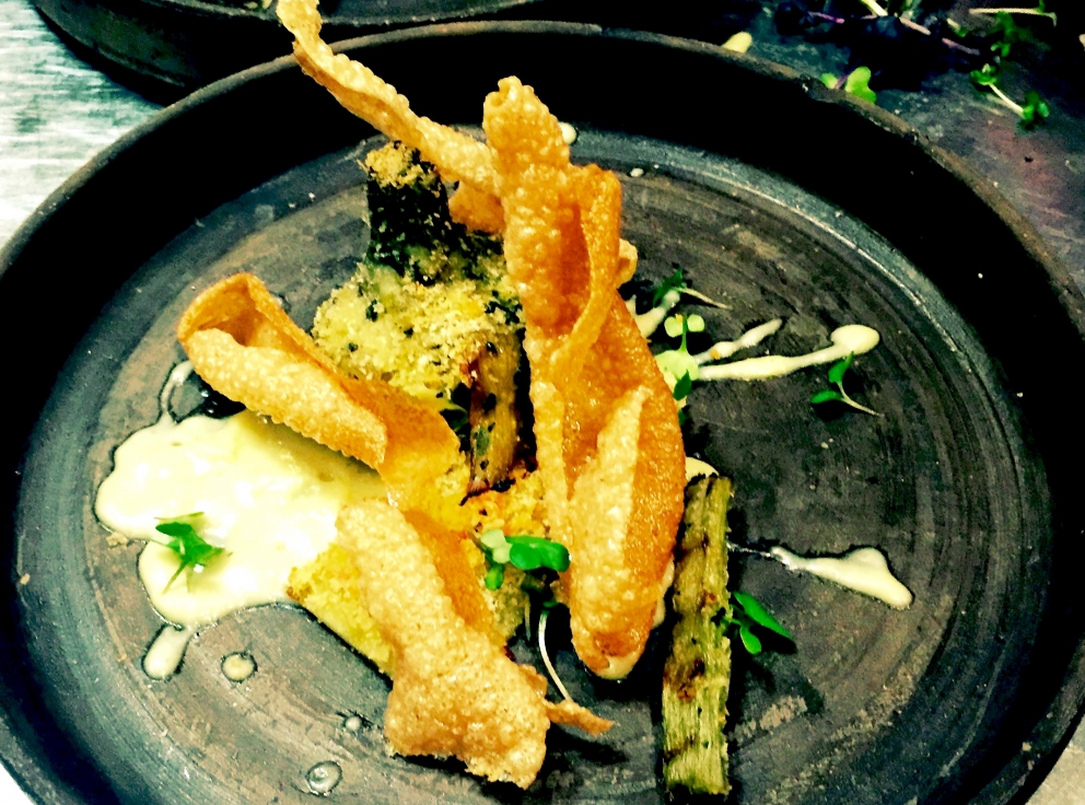 Galleria fotografica






Mario Cornali, Collina, Almenno San Bartolomeo (Bergamo)

Lumache di Almenno stufate, fumetto di mais velo di Prato - Questo piatto è la conseguenza di un incontro con Andrea Togni, giovane elicicoltore di Almenno. Sono stato stimolato dal fatto che a soli due km da casa ci fosse un allevamento biologico di chiocciole. Ho voluto rappresentare in un solo elemento le suggestioni del territorio (fumetto di mais) e dell'habitat della lumaca (il velo di Prato, sottilissimo velo croccante fatto di foglie di spinacio) che rappresenta il nutrimento delle lumache stesse









Antonio Cuomo, Hostaria del Relais San Lorenzo, Bergamo

Dreaming… Cesar salad - Abbiamo ricostruito un grande classico trasformando tutte le consistenze, con acqua di parmigiano, gelato all'insalata iceberg e cremoso ai pomodori confit









Giuliano Pellegrini, Lio Pellegrini, Bergamo

Insalata di trippa, tonno, polenta fritta, ceriolo e fagioli bianchi di Soragna - La trippa è un piatto che ho voluto modificare perché ne ho sempre avuto un ricordo piacevole. Nonna Alice la preparava in umido in maniera eccelsa...









Antonio Borruso, Umami, Bormio (Sondrio)

Neve al sole - Un dessert pensato prima di tutto per un omaggio al mitico Pino Daniele e poi anche al sole, perché mi manca tanto, essendo napoletano. Quanto alla neve, non manca certo qui in Valtellina... Questo dolce abbina zafferano, lichi e cremoso al cioccolato bianco









Enrico e Roberto Cerea, Da Vittorio, Brusaporto (Bergamo)

Granchio reale al vapore con pralinato di nocciole e bottarga – Un piatto intrigante e goloso, dove le carni bianche e rossicce, sode e dolci come il miele, ben si accompagnano alla sapidità della bottarga, ben più rude e decisa. Il tutto accompagnato dall’untuosità e croccantezza della miglior nocciola del mondo, la tonda gentile di Cortemilia









Nadia e Giovanni Santini, Dal Pescatore, Canneto sull'Oglio (Mantova)

Crema di patate di montagna con uova pochè, bottarga di tonno, caviale asetra royal e capperi – Un grande piatto nella tradizione del Pescatore, ma concepito e realizzato dalla nuova generazione in cucina, rappresentata da Giovanni Santini – foto Culinaire Saisonnier-Dirk Kerstens









Enrico Bartolini, Devero, Cavenago di Brianza (Monza Brianza)

Risotto Arlecchino - La salsa sotto il riso sopra. Un ritorno alle figure barocche viste con occhi moderni









Daniel Facen, Anteprima, Chiuduno (Bergamo)

Insalata di tonno, uovo acido, patate viola e olio d'oliva - È una sorta di nizzarda dove il tonno viene scottato e raffreddato in acqua e ghiaccio. Le patate viola hanno varie consistenze, sia a pezzi che in un piccolo purè e disidratate. Il pomodoro è confit. i fagiolini vengono cotti con gli ultrasuoni, l’uovo invece in aceto e l’olio è in una capsula di zucchero, con acciughe del Cantabrico









Davide Oldani, D’O, Cornaredo (Milano)

Midollo di mela alla milanese - Perché rappresenta la tradizione del “piatto” milanese con la leggerezza della buona cucina moderna









Stefano Cerveni, Due Colombe, Corte Franca (Brescia)

Spaghetti tiepidi, scampi, paprika dolce e caviale Tradition Calvisius - Lusso e sapore in un piatto di semplicità millimetrica. La temperatura di servizio di 40° esalta al massimo le fragranze degli ingredienti e il piacere nel degustarli









Fabio Abbattista, Leone Felice de L'Albereta, Erbusco (Brescia)

Lavarello alla mugnaia, tofeee di cavolfiore e calamondino - Questo piatto è oggi la dichiarazione più esplicita della mia cucina: dopo 2 anni alla scoperta del territorio di Franciacorta e grazie al rapporto speciale creato con Ferdinando Soardi, pescatore di Monte Isola selezionato anche da Slow Fish per la sua attenzione alla ecosostenibilità, ho scelto di dare voce alla straordinarietà del pesce di lago, in questo caso il lavarello, valorizzandolo con un abbinamento inedito che unisce la tradizione tutta pugliese della cima di rapa e del cavolfiore con il calamondino: un agrume nato dall’incrocio del mandarino con il kunquat, originario della Cina









Silvio Salmoiraghi, Acquerello, Fagnano Olona (Varese)

Storione in bianco - A noi piace molto questo piatto perché rappresenta l'uso del pesce di lago in Italia. E' una versione dello storione alla ferrarese









Ilario Vinciguerra, Ilario Vinciguerra, Gallarate (Varese)

Dripping di pasta - Lo chef si ispira alla pittura in uno stile innovativo in cui i colori esprimono tutta la loro forza, così come gli ingredienti i loro intensi sapori









Riccardo Camanini, Lido 84, Gardone Riviera (Brescia)

Doppi bottoni di ricotta, alici, limone e rape – Un piatto in carta da due settimane: è essenziale, semplice, pulito. Offre il gusto classico di ricotta, limone e alici, ma non gioca solo con la morbidezza, perché prevede il “croccante sfalsato” delle rape. Sono verdure che, per loro conformazione, presentano fibre irregolari; questa irregolarità dunque si sente durante la masticazione, che risulta insolita. Doppio bottone perché prevede sotto e sopra una sfoglia di rapa, in mezzo il bottone che risulta visibile - tra le fettine di rapa traslucide - e pronto a scoppiare in bocca









Stefano Baiocco, Villa Feltrinelli, Gargnano (Brescia)

Maialino orvietano "alla diavola" - Con crema di erbe silvestri. Il palato viene stuzzicato da note grasse e acide, foglie amare e tocchi piccanti, parti morbide e croccanti...









Fabrizio Ferrari, Al Porticciolo 84, Lecco

Pache Felicetti, scarpette alla piastra, salsa armoricaine, puntarelle, cipolla dolce essiccata e polvere di dragoncello - Un fuoco d’artificio per il palato che durerà tutto l’anno!









Alberto Buratti, Koinè, Legnano (Milano)

Spaghetti di riso in cagnone - Classico della zona dove siamo noi, il cagnone diventa il condimento per degli spaghetti di riso fatti in casa, che vengono cotti nel siero di parmigiano e mantecati con burro nocciola. Rispettando il nome e la filosofia del ristorante uniamo un condimento locale con un formato globale









Marco Ambrosino, 28 Posti, Milano

Chiajozza - Canocchie, olio al pino marittimo, gelato al riccio di mare, cavolo cappuccio. Simbolo delle mie origini (la Chiajozza è la baia di Procida dove sono nato). Scelto per la capacità di rimandare luoghi lontani. Voglio portare un pezzo di costa tirrenica nel piatto fortemente identitario, cui tengo molto






