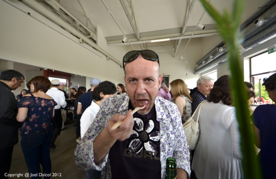 Galleria fotograficaPaolo Casanova, chef padrone di casa del Dopolavoro
Sullo sfondo, il nippo-brasiliano Roberto Okabe, protagonista con i maki in versione rubitt
La Lingua cotta in due modi di Eugenio Roncoroni e Beniamino Nespor del ristorante Al MercatoProve generali della Brass Jazz Band
L'Anguria con quartirolo e menta di Alice Delcourt, chef dell'Erba Brusca