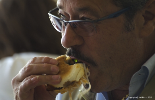 Galleria fotograficaPaolo Casanova, chef padrone di casa del Dopolavoro
Sullo sfondo, il nippo-brasiliano Roberto Okabe, protagonista con i maki in versione rubitt
La Lingua cotta in due modi di Eugenio Roncoroni e Beniamino Nespor del ristorante Al MercatoProve generali della Brass Jazz Band
L'Anguria con quartirolo e menta di Alice Delcourt, chef dell'Erba BruscaDegustazione di rubitt
Acqua Panna e S.Pellegrino e Birra Moretti, sponsor della maratona insieme a Lavazza, Inoxpi&ugrave;, San Bitter e Macelleria Annunciata
Cesare Battisti, il "padre" dei rubitt: al Ratan&agrave;, Battisti propone da sempre le "piccole cose di pregio" all'ora dell'aperitivo
&nbsp;