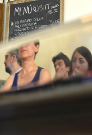 Galleria fotograficaPaolo Casanova, chef padrone di casa del Dopolavoro
Sullo sfondo, il nippo-brasiliano Roberto Okabe, protagonista con i maki in versione rubitt
La Lingua cotta in due modi di Eugenio Roncoroni e Beniamino Nespor del ristorante Al MercatoProve generali della Brass Jazz Band
L'Anguria con quartirolo e menta di Alice Delcourt, chef dell'Erba BruscaDegustazione di rubitt
Acqua Panna e S.Pellegrino e Birra Moretti, sponsor della maratona insieme a Lavazza, Inoxpi&ugrave;, San Bitter e Macelleria Annunciata
Cesare Battisti, il "padre" dei rubitt: al Ratan&agrave;, Battisti propone da sempre le "piccole cose di pregio" all'ora dell'aperitivo
&nbsp;Il Panino con lampredotto in due bocconi: il rubitt &egrave; a firma Roncoroni&Nespor
La Tartare di vitello sanato con bottarga, uova di trota e topinambur croccante di Cesare Battisti. La splendida carne &egrave; della Macelleria Annunciata di Milano
Maratona a suon di jazz
La Frittura di schie su polentina mediterranea di Paolo Casanova
Uno dei tre dolci rubitt del pasticciere Luca De Santi: il Biscotto bretone croccante con albicocca marinata al lime e cremoso allo yogurt. De Santi ha anche firmato la merenda del pomeriggio con biscotti e gelatine.
