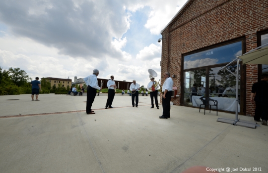 Galleria fotograficaPaolo Casanova, chef padrone di casa del Dopolavoro
Sullo sfondo, il nippo-brasiliano Roberto Okabe, protagonista con i maki in versione rubitt
La Lingua cotta in due modi di Eugenio Roncoroni e Beniamino Nespor del ristorante Al Mercato