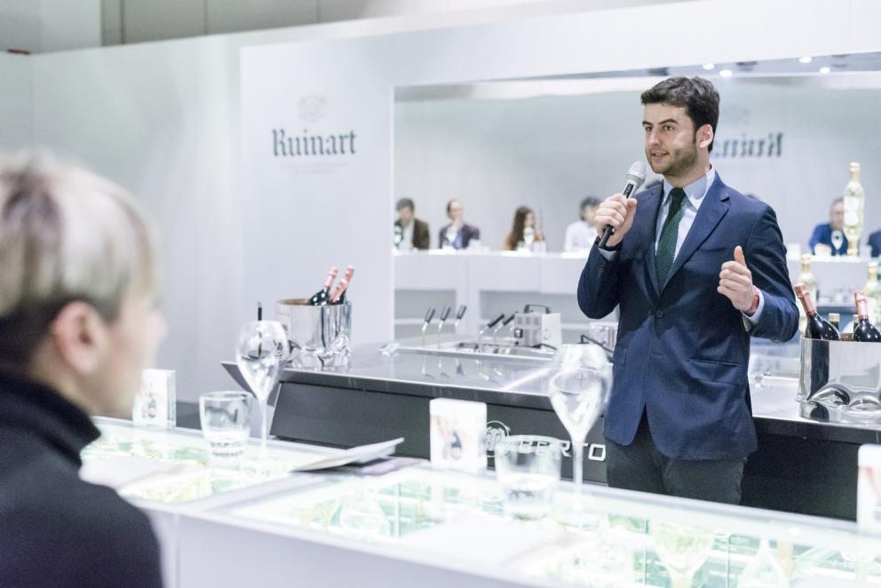 Galleria fotografica






Il viaggio nel mondo di Grana Padano è iniziato il primo giorno di congresso con due degustazioni orizzontali tenute dal Consorzio di Tutela ed è terminato con lo chef Andrea Ribaldone e i suoi sfiziosissimi finger food. La domenica Matteo Baronetto (nella foto con gli GnamBox ed Elisabetta Serraiotto, responsabile Marketing di Grana Padano) ha preparato originali tapas ideate per l'occasione, mentre per la giornata di chiusura il maestro Franco Pepe ci ha regalato la sua personale interpretazione della pizza fritta con il Grana Padano









Durante la pausa lavori, dalle 13 alle 15, lo spazio S.Pellegrino ha offerto ai visitatori del congresso la degustazione di un piatto d’autore: il sabato di Paolo Griffa e Alessandro Rapisarda (nella foto), finalisti rispettivamente della prima e della seconda edizione di S.Pellegrino Young Chef, la domenica un dolce di Loretta Fanella e lunedì il piatto Carciofo&Carciofo di Cristina Bowerman. Domenica alla tavola rotonda Coltivare il talento gli chef Cristina Bowerman, Caterina Ceraudo, Loretta Fanella, Anthony Genovese, Davide Oldani, Ciccio Sultano, Paolo Griffa e Alessandro Rapisarda hanno raccontato storie di successo tra maestri e allievi. E poi è stata da non perdere la specialissima Experience Box...









Giovanni Pellegrino, Alberto Basso e Giuseppe Lo Iudice (nella foto), giovani talenti del Premio Birra Moretti Grand Cru, hanno proposto le loro creazioni ideate in abbinamento con Birra Moretti Grand Cru, rispettivamente: Beer Donuts con Birra Moretti La Bianca, Pancia di maiale iberico, luppolo e Birra Moretti Grand Cru e Anatra alla Birra Moretti Lunga Maturazione, anche in abbinamento









Le miscele iTierra! Origins, in cui si coniugano eccellenza del prodotto, rispetto per l’ambiente e attenzione al sociale e la special edition di “Kafa”, uno dei caffè più pregiati al mondo che nasce nella foresta etiope, sono stati i  protagonisti dello spazio espositivo Lavazza, che ha ospitato un ’esperienza sensoriale con esclusivi aperitivi di food pairing firmati dallo chef Cesare Battisti e dal bartender Dennis Zoppi. A stupire i visitatori l’esclusiva auto “stellata” Smart Forfood, primo ristorante su quattro ruote nato dalla collaborazione tra Lavazza, Mercedes-Benz Italia, Michelin, Focaccia Group e Medici Style, sotto la direzione creativa di Davide Oldani (foto)









Allo stand di Vino Libero & Compagnia, il gruppo Fontanafredda (nella foto, Andrea Farinetti) ci ha raccontato la biodiversità agroalimentare italiana con un viaggio di degustazioni attraverso l’Italia del vino, tra le regioni più importanti del panorama enologico italiano, dal Piemonte fino alla Sicilia









Dopo 4 anni dalla prima edizione è tornato Bread Religion nello spazio Petra Molino Quaglia. Cuochi, pizzaioli, pasticcieri e panettieri hanno accompagnato gli ospiti del congresso lungo un viaggio di profumi e sapori che parte dal grano. Pagnotte da affettare, ciabatte alveolate, focacce salate e dolci lievitati, panini morbidi o con la crosta, impasti di lievito madre con farine Petra macinate a pietra o biologiche, con e senza glutine: queste le forme del pane che i professionisti ospiti hanno farcito per interpretare la loro idea del “viaggio”









Le Cantine Ferrari hanno scelto Identità Golose per continuare il percorso di approfondimento sull’Arte dell’Ospitalità avviato lo scorso anno con The World’s 50 Best Restaurants. Il tema dell’accoglienza, molto sentito da Ferrari che da anni si impegna a valorizzare l’importante ruolo della sala, è stato raccontato sul palcoscenico dell’Auditorium alla scoperta degli elementi che rendono indimenticabile l’esperienza gastronomica. Nella giornata di lunedì lo spazio Ferrari ha offerto degustazioni di Riserve Trentodoc: Perlè, Perlè Bianco, Perlè Nero e Perlè Rosè, abbinati alle creazioni di Alfio Ghezzi, del ristorante Locanda Margon di proprietà della famiglia Lunelli (nella foto, Matteo Lunelli a Identità Milano)









Regione Lombardia ha presentato i suoi prodotti agroalimentari di qualità, un’ampia rappresentanza che si colloca ai primi posti a livello nazionale: 34 prodotti Dop e Igp, 249 prodotti tradizionali di valenza storica, 41 vini tra Docg, Doc e Igt. Allo stand di Regione Lombardia si sono alternati produttori della Valtellina, del territorio comasco e dell’Oltrepò Pavese con degustazioni dei migliori prodotti e vini locali









Il Pastificio Felicetti ha fatto viaggiare la pasta coinvolgendo tre grandi chef al Monograno Diner: Carlo Cracco (nella foto, con Paolo Lopriore) ha presentato un piatto di pasta in chiave italiana, Giorgio Nava ha proposto una cucina sudafricana e Luca Fantin una ricetta ispirata ai sapori del Giappone. Un viaggio tra i sapori del profondo sud e dell’estremo oriente che parte da casa, dall’Italia. Ogni giorno si sono alternati ai fornelli tre giovani cuochi italiani: Lucia Tellone, Sara Preceruti e Antonio Colombo, per interpretare il nuovo nato in casa Felicetti: Il Valentino, lo spaghettone dalle dimensioni più generose









Si è aperto con un omaggio a Iginio Massari (nella foto) l’importante programma dedicato alla pasticceria d'autore che ha visto Valrhona protagonista al congresso. Dossier Dessert è stata l’occasione per osservare il mondo delle pasticcerie secondo la prospettiva internazionale che caratterizza l’approccio di Valrhona, da sempre impegnata a valorizzare l’innovazione e la creatività ponendo al centro il lavoro di tanti giovani professionisti









Alce Nero ha accolto il tema del viaggio costruendo un percorso che parla di materie prime biologiche e di luoghi in cui vengono coltivate. I visitatori hanno incontrato sapori e territori attraverso quattro diverse degustazioni di 12 prodotti, scandite ogni giorno al ritmo di colazione con yogurt, miele e frollini, pranzo con pasta, riso e cereali, merenda con cioccolato, composte di frutta e succhi e aperitivi con olio extravergine di oliva, pomodori e nettari di frutta









Lo spazio espositivo di Autogrill ha ricostruito Bistrot, l’innovativo concept realizzato in collaborazione con l’Università degli Studi di Scienze Gastronomiche di Pollenzo per valorizzare i prodotti tipici e il recupero delle pratiche artigianali. Per accompagnare i visitatori in un immaginario “viaggio lungo un giorno” è stato ricreato un “open-lab” dove riflettere sui nuovi trend del food, attraverso i vari momenti della giornata






