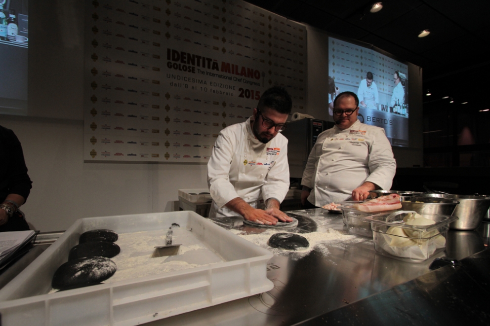 Galleria fotografica






Francesca Morandin sul palco. Sta studiando come ottenere lievitati di qualità gluten free, ha raccontato la "sua" colazione con pane senza glutine a lievito madre








La ciabatta veneta è stata al centro della lezione di Federica Racinelli e Martino Faccin (nella foto), panificatore di Carré, paesino della Pedemontana asiaghese








Federica Racinelli sul palco. Ha parlato con Martino Faccin di "Quattro ciabatte in cerca d'autore - Variazione sul tema di uno dei pani più rappresentativi d'Italia"








Il giovanissimo Alberto Morello, al suo esordio, ha ben impressionato per l'abbinamento tra lievito madre e prodotti dell'orto (che ha creato accanto alla pizzeria) in Ortoburger, una bontà





