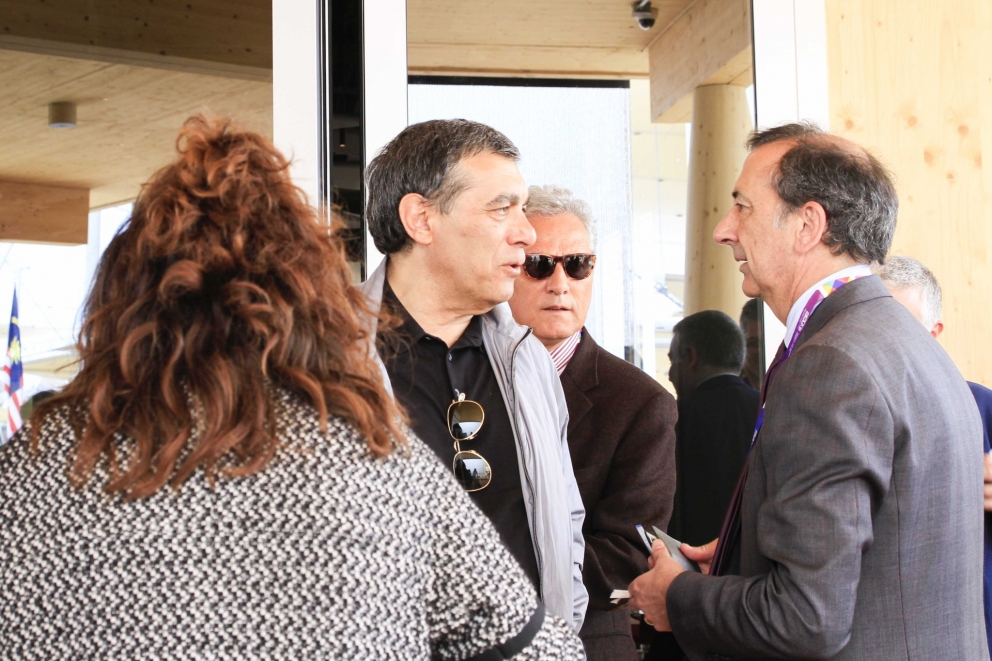 Galleria fotografica






Matteo Renzi, il giorno dell'inaugurazione, a tavola con il ministro Martina e con Massimo Bottura








"E' proprio lui!"








Giuseppe Sala e Francesco Rutelli intervistati da La7 sulla nostra terrazza





