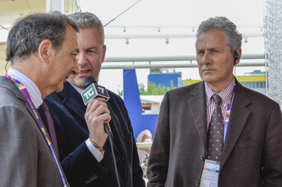 Galleria fotografica






Matteo Renzi, il giorno dell'inaugurazione, a tavola con il ministro Martina e con Massimo Bottura








"E' proprio lui!"





