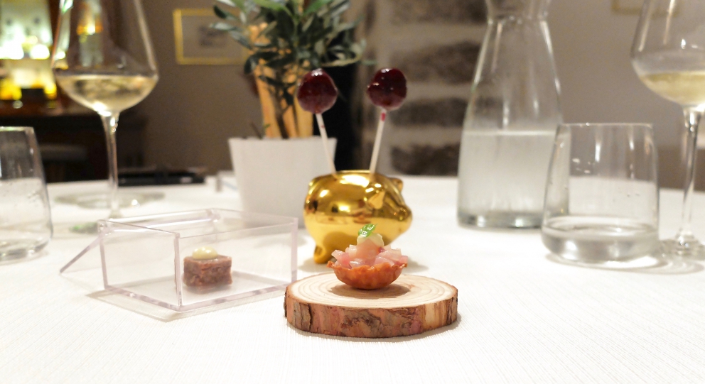 Galleria fotografica






Nella fotogallery di Tanio Liotta, le nostre due cene (risalgono a qualche mese fa, gli ingredienti non sono invernali) al Biafora di Antonio Biafora a San Giovanni in Fiore (Cosenza) e al Qafiz di Nino Rossi a Santa Cristina d'Aspromonte (Reggio Calabria). Iniziamo con Biafora, notevolissima la sua capacità di raccontare il territorio richiamando la tradizione in termini moderni, con variazioni gustative continue e un uso intelligente dei contrasti. Qui Cervella d'agnello impanate con lamponi: si parte subito con coraggio, e il piatto è delizioso









Baccalà («Un pesce da silano»), pellicola di peperone crusco, acciuga, oliva e pelle fritta









«Il panino di mia nonna», con sopra la peperonata









Il pane del Biafora, una delle migliori proposte del 2016, per noi: la tradizionale pitta calabrese, un pane di castagne, che era quello dei poveri, duro, fatto con le castagne tostate, un po' di farina e il latte, e poi quello più classico, ma sempre da lievito madre, 48 ore di maturazione e 10 di lievitazione









Gambero crudo, zuppetta di melone e timo: «Al mercato di Crotone il gambero crudo era lo spuntino di mio nonno alle 4 di mattina, insieme alla pitta con il fegato di vitello»









Trota silana, pesca, liquirizia e menta









Tartare di coscia di podolica, anice selvatico, schiuma di birra e sedano, «l'anice selvatico cresce dalle nostre parti, l'ho scoperto l'anno scorso». Notevolissima anche la Lingua di podolica, kefir di capra e uva spina marinata all'aceto









Fusilli, aglio, olio, cicoria e lepre marinata nello zenzero: grandissimo piatto









Stroncatura (pasta tradizionale calabrese) con cipolla, la sua cenere, sardella, salsa di plancton con peperoncino ed extravergine









Cervo, lattuga marinata, kiwi e olio affumicato: squisito









Anguria osmotizzata con distillato di anice selvatico e menta









Biafora sa osare: Ghiacciolo allo xilitolo, cremoso di limone e pepe di Timut









Brownie al cioccolato, ribes, gelato al finocchietto selvatico e caramello salato









Macarons finali






