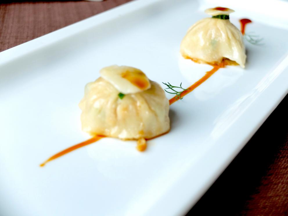 Galleria fotograficaNido di patate e uovo di quaglia al vapore, con riduzione di curry, latte di cocco e acqua di pomodoro
