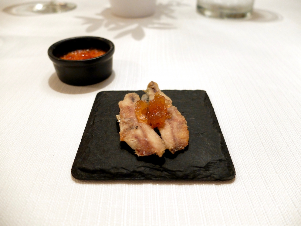 Galleria fotografica






Nella fotogallery di Tanio Liotta, le nostre due cene (risalgono a qualche mese fa, gli ingredienti non sono invernali) al Biafora di Antonio Biafora a San Giovanni in Fiore (Cosenza) e al Qafiz di Nino Rossi a Santa Cristina d'Aspromonte (Reggio Calabria). Iniziamo con Biafora, notevolissima la sua capacità di raccontare il territorio richiamando la tradizione in termini moderni, con variazioni gustative continue e un uso intelligente dei contrasti. Qui Cervella d'agnello impanate con lamponi: si parte subito con coraggio, e il piatto è delizioso









Baccalà («Un pesce da silano»), pellicola di peperone crusco, acciuga, oliva e pelle fritta









«Il panino di mia nonna», con sopra la peperonata









Il pane del Biafora, una delle migliori proposte del 2016, per noi: la tradizionale pitta calabrese, un pane di castagne, che era quello dei poveri, duro, fatto con le castagne tostate, un po' di farina e il latte, e poi quello più classico, ma sempre da lievito madre, 48 ore di maturazione e 10 di lievitazione









Gambero crudo, zuppetta di melone e timo: «Al mercato di Crotone il gambero crudo era lo spuntino di mio nonno alle 4 di mattina, insieme alla pitta con il fegato di vitello»









Trota silana, pesca, liquirizia e menta









Tartare di coscia di podolica, anice selvatico, schiuma di birra e sedano, «l'anice selvatico cresce dalle nostre parti, l'ho scoperto l'anno scorso». Notevolissima anche la Lingua di podolica, kefir di capra e uva spina marinata all'aceto









Fusilli, aglio, olio, cicoria e lepre marinata nello zenzero: grandissimo piatto









Stroncatura (pasta tradizionale calabrese) con cipolla, la sua cenere, sardella, salsa di plancton con peperoncino ed extravergine









Cervo, lattuga marinata, kiwi e olio affumicato: squisito









Anguria osmotizzata con distillato di anice selvatico e menta









Biafora sa osare: Ghiacciolo allo xilitolo, cremoso di limone e pepe di Timut









Brownie al cioccolato, ribes, gelato al finocchietto selvatico e caramello salato









Macarons finali









E ora la cena al Qafiz di Nino Rossi, classe 1981, già con Niederkofler e Perbellini, forse il più esperto e strutturato tra i giovani chef calabresi (e con il sala la bravissima e cordiale Rossella Audino). Si parte con Lecca lecca di agnello e ciliegie, Tartelletta di pesce spada affumicato con maionese all'aglio, Terrina di coda con maionese affumicata






