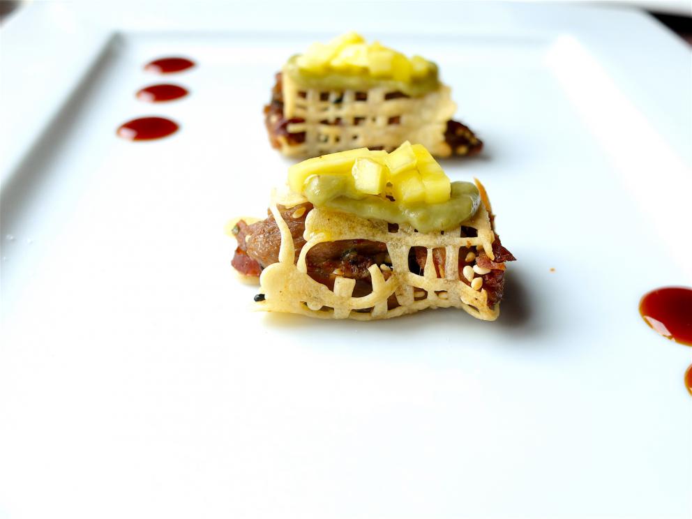 Galleria fotograficaNido di patate e uovo di quaglia al vapore, con riduzione di curry, latte di cocco e acqua di pomodoro
Raviolo in coppia cottura (effetto cruncy alla base) con lonza, frittata di uova ed&nbsp;erba cipollina cinese jiu cai (Allium tuberosum)
