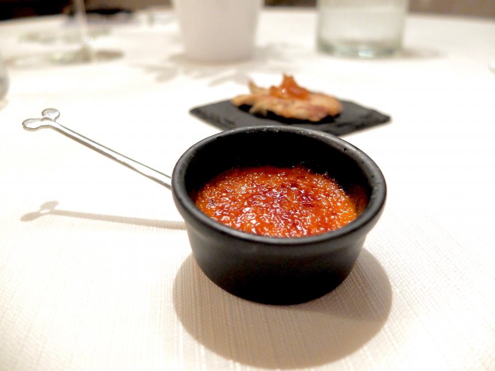 Galleria fotografica






Nella fotogallery di Tanio Liotta, le nostre due cene (risalgono a qualche mese fa, gli ingredienti non sono invernali) al Biafora di Antonio Biafora a San Giovanni in Fiore (Cosenza) e al Qafiz di Nino Rossi a Santa Cristina d'Aspromonte (Reggio Calabria). Iniziamo con Biafora, notevolissima la sua capacità di raccontare il territorio richiamando la tradizione in termini moderni, con variazioni gustative continue e un uso intelligente dei contrasti. Qui Cervella d'agnello impanate con lamponi: si parte subito con coraggio, e il piatto è delizioso









Baccalà («Un pesce da silano»), pellicola di peperone crusco, acciuga, oliva e pelle fritta









«Il panino di mia nonna», con sopra la peperonata









Il pane del Biafora, una delle migliori proposte del 2016, per noi: la tradizionale pitta calabrese, un pane di castagne, che era quello dei poveri, duro, fatto con le castagne tostate, un po' di farina e il latte, e poi quello più classico, ma sempre da lievito madre, 48 ore di maturazione e 10 di lievitazione









Gambero crudo, zuppetta di melone e timo: «Al mercato di Crotone il gambero crudo era lo spuntino di mio nonno alle 4 di mattina, insieme alla pitta con il fegato di vitello»









Trota silana, pesca, liquirizia e menta









Tartare di coscia di podolica, anice selvatico, schiuma di birra e sedano, «l'anice selvatico cresce dalle nostre parti, l'ho scoperto l'anno scorso». Notevolissima anche la Lingua di podolica, kefir di capra e uva spina marinata all'aceto









Fusilli, aglio, olio, cicoria e lepre marinata nello zenzero: grandissimo piatto









Stroncatura (pasta tradizionale calabrese) con cipolla, la sua cenere, sardella, salsa di plancton con peperoncino ed extravergine









Cervo, lattuga marinata, kiwi e olio affumicato: squisito









Anguria osmotizzata con distillato di anice selvatico e menta









Biafora sa osare: Ghiacciolo allo xilitolo, cremoso di limone e pepe di Timut









Brownie al cioccolato, ribes, gelato al finocchietto selvatico e caramello salato









Macarons finali









E ora la cena al Qafiz di Nino Rossi, classe 1981, già con Niederkofler e Perbellini, forse il più esperto e strutturato tra i giovani chef calabresi (e con il sala la bravissima e cordiale Rossella Audino). Si parte con Lecca lecca di agnello e ciliegie, Tartelletta di pesce spada affumicato con maionese all'aglio, Terrina di coda con maionese affumicata









Alice fritta, chutney di cipolle






