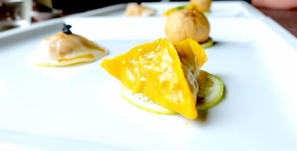 Galleria fotograficaNido di patate e uovo di quaglia al vapore, con riduzione di curry, latte di cocco e acqua di pomodoro
Raviolo in coppia cottura (effetto cruncy alla base) con lonza, frittata di uova ed&nbsp;erba cipollina cinese jiu cai (Allium tuberosum)
Garza di farina croccante, crema di avocado, mango, anatra, polvere di passion fruit, cannella, anice stellato e peperoncino
