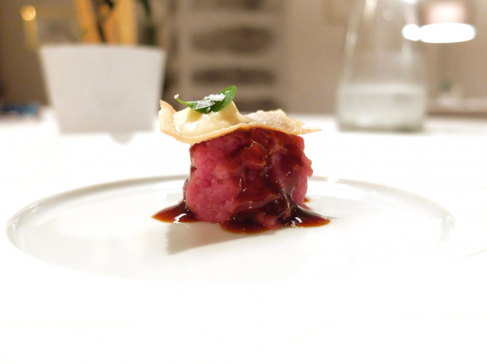 Galleria fotografica






Nella fotogallery di Tanio Liotta, le nostre due cene (risalgono a qualche mese fa, gli ingredienti non sono invernali) al Biafora di Antonio Biafora a San Giovanni in Fiore (Cosenza) e al Qafiz di Nino Rossi a Santa Cristina d'Aspromonte (Reggio Calabria). Iniziamo con Biafora, notevolissima la sua capacità di raccontare il territorio richiamando la tradizione in termini moderni, con variazioni gustative continue e un uso intelligente dei contrasti. Qui Cervella d'agnello impanate con lamponi: si parte subito con coraggio, e il piatto è delizioso









Baccalà («Un pesce da silano»), pellicola di peperone crusco, acciuga, oliva e pelle fritta









«Il panino di mia nonna», con sopra la peperonata









Il pane del Biafora, una delle migliori proposte del 2016, per noi: la tradizionale pitta calabrese, un pane di castagne, che era quello dei poveri, duro, fatto con le castagne tostate, un po' di farina e il latte, e poi quello più classico, ma sempre da lievito madre, 48 ore di maturazione e 10 di lievitazione









Gambero crudo, zuppetta di melone e timo: «Al mercato di Crotone il gambero crudo era lo spuntino di mio nonno alle 4 di mattina, insieme alla pitta con il fegato di vitello»









Trota silana, pesca, liquirizia e menta









Tartare di coscia di podolica, anice selvatico, schiuma di birra e sedano, «l'anice selvatico cresce dalle nostre parti, l'ho scoperto l'anno scorso». Notevolissima anche la Lingua di podolica, kefir di capra e uva spina marinata all'aceto









Fusilli, aglio, olio, cicoria e lepre marinata nello zenzero: grandissimo piatto









Stroncatura (pasta tradizionale calabrese) con cipolla, la sua cenere, sardella, salsa di plancton con peperoncino ed extravergine









Cervo, lattuga marinata, kiwi e olio affumicato: squisito









Anguria osmotizzata con distillato di anice selvatico e menta









Biafora sa osare: Ghiacciolo allo xilitolo, cremoso di limone e pepe di Timut









Brownie al cioccolato, ribes, gelato al finocchietto selvatico e caramello salato









Macarons finali









E ora la cena al Qafiz di Nino Rossi, classe 1981, già con Niederkofler e Perbellini, forse il più esperto e strutturato tra i giovani chef calabresi (e con il sala la bravissima e cordiale Rossella Audino). Si parte con Lecca lecca di agnello e ciliegie, Tartelletta di pesce spada affumicato con maionese all'aglio, Terrina di coda con maionese affumicata









Alice fritta, chutney di cipolle









Créme brulée alla 'nduja






