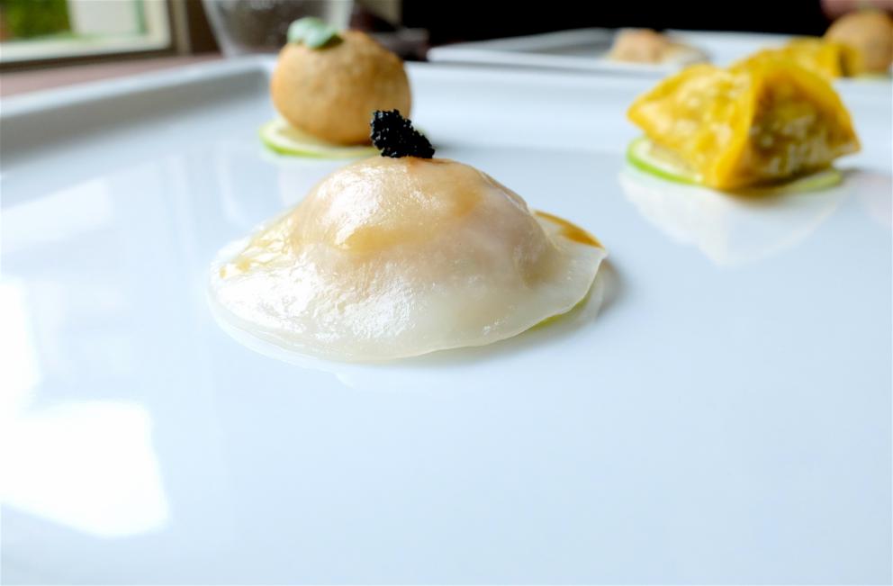 Galleria fotograficaNido di patate e uovo di quaglia al vapore, con riduzione di curry, latte di cocco e acqua di pomodoro
Raviolo in coppia cottura (effetto cruncy alla base) con lonza, frittata di uova ed&nbsp;erba cipollina cinese jiu cai (Allium tuberosum)
Garza di farina croccante, crema di avocado, mango, anatra, polvere di passion fruit, cannella, anice stellato e peperoncino
Raviolo di pasta di zucca e grano duro con shiitake, tofu affumicato, bamb&ugrave; essiccato, sesamo e carote
