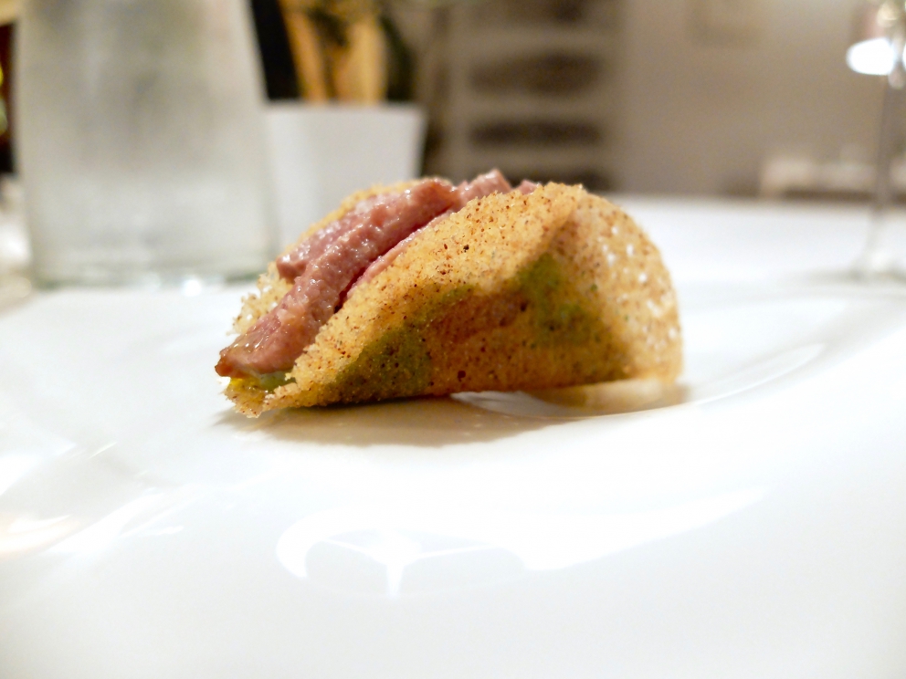 Galleria fotografica






Nella fotogallery di Tanio Liotta, le nostre due cene (risalgono a qualche mese fa, gli ingredienti non sono invernali) al Biafora di Antonio Biafora a San Giovanni in Fiore (Cosenza) e al Qafiz di Nino Rossi a Santa Cristina d'Aspromonte (Reggio Calabria). Iniziamo con Biafora, notevolissima la sua capacità di raccontare il territorio richiamando la tradizione in termini moderni, con variazioni gustative continue e un uso intelligente dei contrasti. Qui Cervella d'agnello impanate con lamponi: si parte subito con coraggio, e il piatto è delizioso









Baccalà («Un pesce da silano»), pellicola di peperone crusco, acciuga, oliva e pelle fritta









«Il panino di mia nonna», con sopra la peperonata









Il pane del Biafora, una delle migliori proposte del 2016, per noi: la tradizionale pitta calabrese, un pane di castagne, che era quello dei poveri, duro, fatto con le castagne tostate, un po' di farina e il latte, e poi quello più classico, ma sempre da lievito madre, 48 ore di maturazione e 10 di lievitazione









Gambero crudo, zuppetta di melone e timo: «Al mercato di Crotone il gambero crudo era lo spuntino di mio nonno alle 4 di mattina, insieme alla pitta con il fegato di vitello»









Trota silana, pesca, liquirizia e menta









Tartare di coscia di podolica, anice selvatico, schiuma di birra e sedano, «l'anice selvatico cresce dalle nostre parti, l'ho scoperto l'anno scorso». Notevolissima anche la Lingua di podolica, kefir di capra e uva spina marinata all'aceto









Fusilli, aglio, olio, cicoria e lepre marinata nello zenzero: grandissimo piatto









Stroncatura (pasta tradizionale calabrese) con cipolla, la sua cenere, sardella, salsa di plancton con peperoncino ed extravergine









Cervo, lattuga marinata, kiwi e olio affumicato: squisito









Anguria osmotizzata con distillato di anice selvatico e menta









Biafora sa osare: Ghiacciolo allo xilitolo, cremoso di limone e pepe di Timut









Brownie al cioccolato, ribes, gelato al finocchietto selvatico e caramello salato









Macarons finali









E ora la cena al Qafiz di Nino Rossi, classe 1981, già con Niederkofler e Perbellini, forse il più esperto e strutturato tra i giovani chef calabresi (e con il sala la bravissima e cordiale Rossella Audino). Si parte con Lecca lecca di agnello e ciliegie, Tartelletta di pesce spada affumicato con maionese all'aglio, Terrina di coda con maionese affumicata









Alice fritta, chutney di cipolle









Créme brulée alla 'nduja









Battuta al coltello di podolica, semifreddo di provola ed erbe fresche






