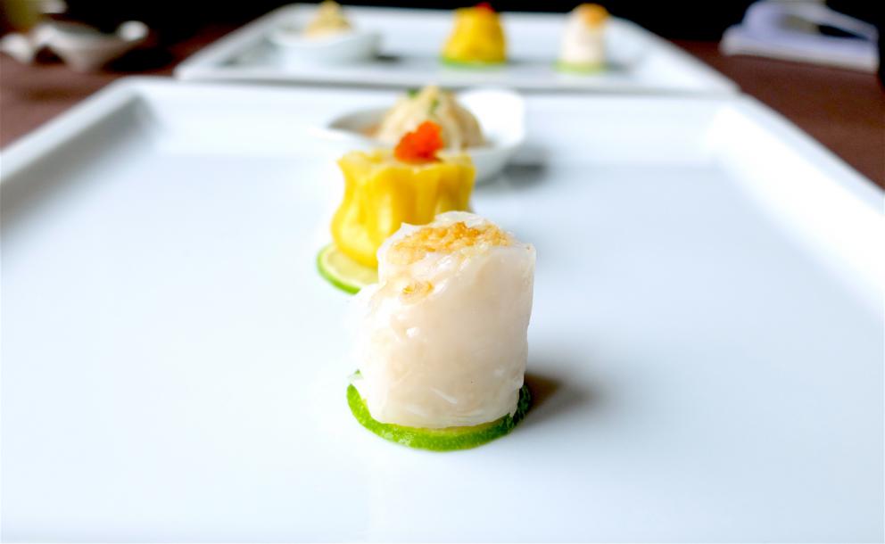 Galleria fotograficaNido di patate e uovo di quaglia al vapore, con riduzione di curry, latte di cocco e acqua di pomodoro
Raviolo in coppia cottura (effetto cruncy alla base) con lonza, frittata di uova ed&nbsp;erba cipollina cinese jiu cai (Allium tuberosum)
Garza di farina croccante, crema di avocado, mango, anatra, polvere di passion fruit, cannella, anice stellato e peperoncino
Raviolo di pasta di zucca e grano duro con shiitake, tofu affumicato, bamb&ugrave; essiccato, sesamo e carote
Il raviolo di gamberi &egrave; un classico della cucina cinese, &laquo;spesso &egrave; di produzione industriale, cos&igrave; noi per distinguerci intanto gli cambiamo la forma e poi lo realizziamo con una doppia sfoglia che deve quindi essere sottilissima&raquo;, fatta con amido di frumento. Il ripieno &egrave; di gamberi, acqua di zenzero e cipollotto. Sullo sfondo, il raviolo tondo &egrave; il Bung fritto di anatra disidratata con pepe di Sichuan e zenzero
La parte croccante &egrave; ottenuta dalla reazione tra amido e purea di patate cinesi, col burro; sopra una crema di mela aromatizzata al limone per dare acidit&agrave;, il ripieno &egrave; di funghi champignons tritati e rosolati con alloro, vino di riso e scalogno
