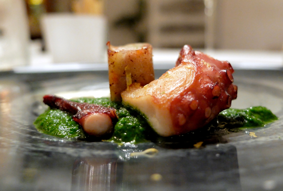 Galleria fotografica






Nella fotogallery di Tanio Liotta, le nostre due cene (risalgono a qualche mese fa, gli ingredienti non sono invernali) al Biafora di Antonio Biafora a San Giovanni in Fiore (Cosenza) e al Qafiz di Nino Rossi a Santa Cristina d'Aspromonte (Reggio Calabria). Iniziamo con Biafora, notevolissima la sua capacità di raccontare il territorio richiamando la tradizione in termini moderni, con variazioni gustative continue e un uso intelligente dei contrasti. Qui Cervella d'agnello impanate con lamponi: si parte subito con coraggio, e il piatto è delizioso









Baccalà («Un pesce da silano»), pellicola di peperone crusco, acciuga, oliva e pelle fritta









«Il panino di mia nonna», con sopra la peperonata









Il pane del Biafora, una delle migliori proposte del 2016, per noi: la tradizionale pitta calabrese, un pane di castagne, che era quello dei poveri, duro, fatto con le castagne tostate, un po' di farina e il latte, e poi quello più classico, ma sempre da lievito madre, 48 ore di maturazione e 10 di lievitazione









Gambero crudo, zuppetta di melone e timo: «Al mercato di Crotone il gambero crudo era lo spuntino di mio nonno alle 4 di mattina, insieme alla pitta con il fegato di vitello»









Trota silana, pesca, liquirizia e menta









Tartare di coscia di podolica, anice selvatico, schiuma di birra e sedano, «l'anice selvatico cresce dalle nostre parti, l'ho scoperto l'anno scorso». Notevolissima anche la Lingua di podolica, kefir di capra e uva spina marinata all'aceto









Fusilli, aglio, olio, cicoria e lepre marinata nello zenzero: grandissimo piatto









Stroncatura (pasta tradizionale calabrese) con cipolla, la sua cenere, sardella, salsa di plancton con peperoncino ed extravergine









Cervo, lattuga marinata, kiwi e olio affumicato: squisito









Anguria osmotizzata con distillato di anice selvatico e menta









Biafora sa osare: Ghiacciolo allo xilitolo, cremoso di limone e pepe di Timut









Brownie al cioccolato, ribes, gelato al finocchietto selvatico e caramello salato









Macarons finali









E ora la cena al Qafiz di Nino Rossi, classe 1981, già con Niederkofler e Perbellini, forse il più esperto e strutturato tra i giovani chef calabresi (e con il sala la bravissima e cordiale Rossella Audino). Si parte con Lecca lecca di agnello e ciliegie, Tartelletta di pesce spada affumicato con maionese all'aglio, Terrina di coda con maionese affumicata









Alice fritta, chutney di cipolle









Créme brulée alla 'nduja









Battuta al coltello di podolica, semifreddo di provola ed erbe fresche









Finto taco con guacamole, cipolla di Tropea e ventresca di tonno






