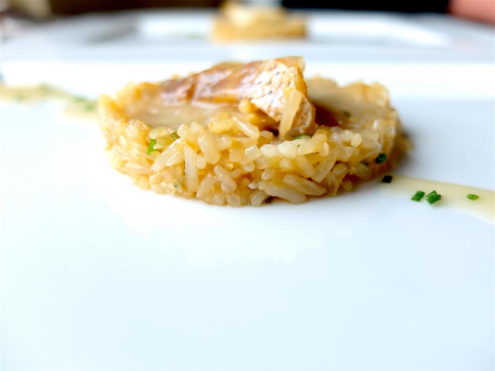 Galleria fotograficaNido di patate e uovo di quaglia al vapore, con riduzione di curry, latte di cocco e acqua di pomodoro
Raviolo in coppia cottura (effetto cruncy alla base) con lonza, frittata di uova ed&nbsp;erba cipollina cinese jiu cai (Allium tuberosum)
Garza di farina croccante, crema di avocado, mango, anatra, polvere di passion fruit, cannella, anice stellato e peperoncino
Raviolo di pasta di zucca e grano duro con shiitake, tofu affumicato, bamb&ugrave; essiccato, sesamo e carote
Il raviolo di gamberi &egrave; un classico della cucina cinese, &laquo;spesso &egrave; di produzione industriale, cos&igrave; noi per distinguerci intanto gli cambiamo la forma e poi lo realizziamo con una doppia sfoglia che deve quindi essere sottilissima&raquo;, fatta con amido di frumento. Il ripieno &egrave; di gamberi, acqua di zenzero e cipollotto. Sullo sfondo, il raviolo tondo &egrave; il Bung fritto di anatra disidratata con pepe di Sichuan e zenzero
La parte croccante &egrave; ottenuta dalla reazione tra amido e purea di patate cinesi, col burro; sopra una crema di mela aromatizzata al limone per dare acidit&agrave;, il ripieno &egrave; di funghi champignons tritati e rosolati con alloro, vino di riso e scalogno
Tris: in primo piano il Cannellone con gambero impanato; dietro uno Shao Mai con capesante,&nbsp;gamberi e wasabi; in fondo uno&nbsp;Shao Long Bao in brodo di granchio e carne
Capesante, foglie di spinacino, mango del Vietnam, pera cinese cotta con limone e miele e condita con salsa di soia, limone e olio extravergine, poi c'&egrave; il pane cinese cotto al vapore, passato alla salamandra e tagliato con l'affettatrice, per dare una nota croccante
Uovo infuso nel t&egrave;, piatto davvero complesso e tecnico: l'uovo sodo viene infuso per due ore in un liquido aromatizzato con t&egrave; verde, soia, alloro, vino di riso e anice stellato, poi affumicato bruciando (ma togliendo l'aria) riso, zucchero e foglie di t&egrave; verde, quindi racchiuso in foglie morbide di pak choi e accompagnato con un'aria dello stesso infuso. &laquo;A Pechino cuociono l'uovo in questa soluzione anche per due giorni, noi no perch&eacute; risulterebbe troppo asciutto&raquo;
Cetriolo karela, funghi shiitake, carne di maiale, gamberi, peperoncino: morbido-croccante-cremoso-dolce-grasso-piccante-umami
Riso basmati, uovo, carne di maiale, gambero essiccato, cipollotto, pak choi, brodi di salsa di ostrica e di maiale: l'uovo sbattuto viene filtrato in acqua e poi cotto al vapore, prende una consistenza quasi gelatinosa &laquo;ma alzando la fiamma si formano anche le bollicine al suo interno&raquo;
