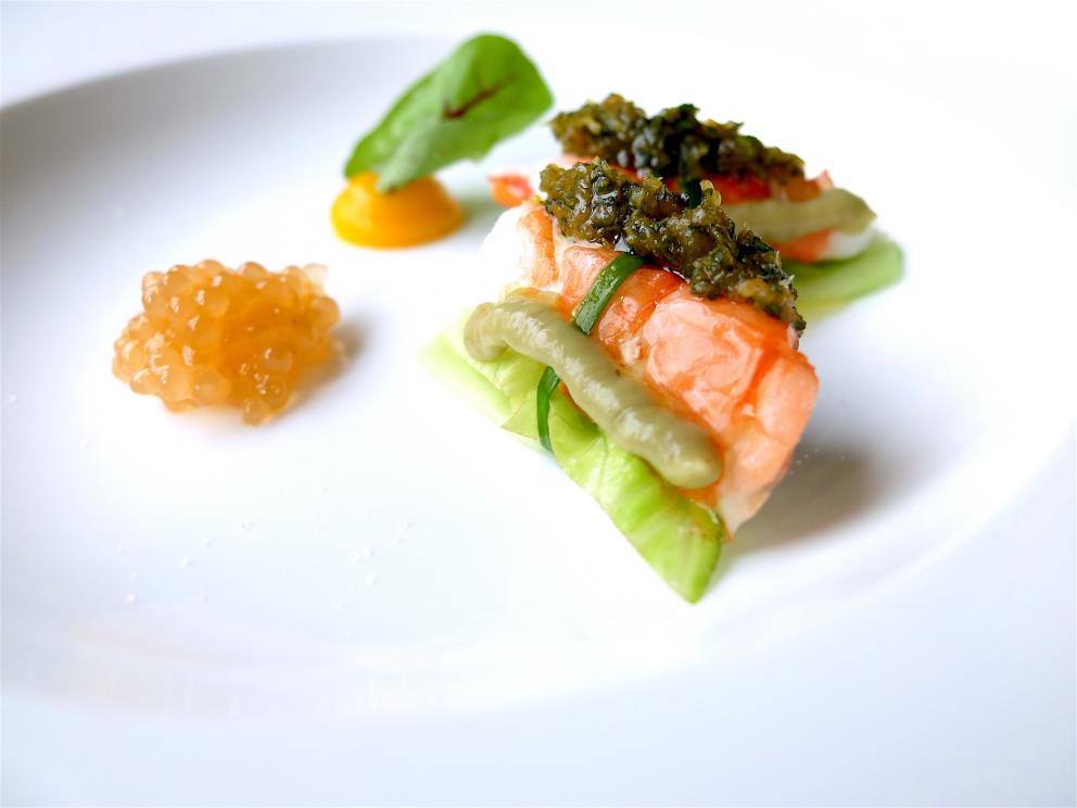 Galleria fotograficaNido di patate e uovo di quaglia al vapore, con riduzione di curry, latte di cocco e acqua di pomodoro
Raviolo in coppia cottura (effetto cruncy alla base) con lonza, frittata di uova ed&nbsp;erba cipollina cinese jiu cai (Allium tuberosum)
Garza di farina croccante, crema di avocado, mango, anatra, polvere di passion fruit, cannella, anice stellato e peperoncino
Raviolo di pasta di zucca e grano duro con shiitake, tofu affumicato, bamb&ugrave; essiccato, sesamo e carote
Il raviolo di gamberi &egrave; un classico della cucina cinese, &laquo;spesso &egrave; di produzione industriale, cos&igrave; noi per distinguerci intanto gli cambiamo la forma e poi lo realizziamo con una doppia sfoglia che deve quindi essere sottilissima&raquo;, fatta con amido di frumento. Il ripieno &egrave; di gamberi, acqua di zenzero e cipollotto. Sullo sfondo, il raviolo tondo &egrave; il Bung fritto di anatra disidratata con pepe di Sichuan e zenzero
La parte croccante &egrave; ottenuta dalla reazione tra amido e purea di patate cinesi, col burro; sopra una crema di mela aromatizzata al limone per dare acidit&agrave;, il ripieno &egrave; di funghi champignons tritati e rosolati con alloro, vino di riso e scalogno
Tris: in primo piano il Cannellone con gambero impanato; dietro uno Shao Mai con capesante,&nbsp;gamberi e wasabi; in fondo uno&nbsp;Shao Long Bao in brodo di granchio e carne
Capesante, foglie di spinacino, mango del Vietnam, pera cinese cotta con limone e miele e condita con salsa di soia, limone e olio extravergine, poi c'&egrave; il pane cinese cotto al vapore, passato alla salamandra e tagliato con l'affettatrice, per dare una nota croccante
Uovo infuso nel t&egrave;, piatto davvero complesso e tecnico: l'uovo sodo viene infuso per due ore in un liquido aromatizzato con t&egrave; verde, soia, alloro, vino di riso e anice stellato, poi affumicato bruciando (ma togliendo l'aria) riso, zucchero e foglie di t&egrave; verde, quindi racchiuso in foglie morbide di pak choi e accompagnato con un'aria dello stesso infuso. &laquo;A Pechino cuociono l'uovo in questa soluzione anche per due giorni, noi no perch&eacute; risulterebbe troppo asciutto&raquo;
Cetriolo karela, funghi shiitake, carne di maiale, gamberi, peperoncino: morbido-croccante-cremoso-dolce-grasso-piccante-umami
Riso basmati, uovo, carne di maiale, gambero essiccato, cipollotto, pak choi, brodi di salsa di ostrica e di maiale: l'uovo sbattuto viene filtrato in acqua e poi cotto al vapore, prende una consistenza quasi gelatinosa &laquo;ma alzando la fiamma si formano anche le bollicine al suo interno&raquo;
Riso con ombrina essiccata. &laquo;Voi usate molto i sottoli e i sottaceti, noi in Cina di pi&ugrave; l'essicazione, il sotto sale e le fermentazioni. A volte danno risultati che risultano poco comprensibili per il&nbsp;palato occidentale&raquo;. In questo caso l'esito &egrave; invece superbo: il riso viene cotto nel fumetto di ombrina, poi il suo filetto a guarnire
Pasta biang biang, carne di maiale croccate, aceto di riso. La pasta biang biang &egrave; una specialit&agrave; di&nbsp;Xi'an: si tratta di pasta fresca resa&nbsp;piccante condendola con olio al peperoncino
