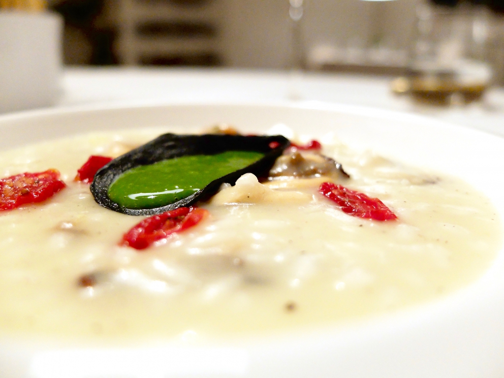 Galleria fotografica






Nella fotogallery di Tanio Liotta, le nostre due cene (risalgono a qualche mese fa, gli ingredienti non sono invernali) al Biafora di Antonio Biafora a San Giovanni in Fiore (Cosenza) e al Qafiz di Nino Rossi a Santa Cristina d'Aspromonte (Reggio Calabria). Iniziamo con Biafora, notevolissima la sua capacità di raccontare il territorio richiamando la tradizione in termini moderni, con variazioni gustative continue e un uso intelligente dei contrasti. Qui Cervella d'agnello impanate con lamponi: si parte subito con coraggio, e il piatto è delizioso









Baccalà («Un pesce da silano»), pellicola di peperone crusco, acciuga, oliva e pelle fritta









«Il panino di mia nonna», con sopra la peperonata









Il pane del Biafora, una delle migliori proposte del 2016, per noi: la tradizionale pitta calabrese, un pane di castagne, che era quello dei poveri, duro, fatto con le castagne tostate, un po' di farina e il latte, e poi quello più classico, ma sempre da lievito madre, 48 ore di maturazione e 10 di lievitazione









Gambero crudo, zuppetta di melone e timo: «Al mercato di Crotone il gambero crudo era lo spuntino di mio nonno alle 4 di mattina, insieme alla pitta con il fegato di vitello»









Trota silana, pesca, liquirizia e menta









Tartare di coscia di podolica, anice selvatico, schiuma di birra e sedano, «l'anice selvatico cresce dalle nostre parti, l'ho scoperto l'anno scorso». Notevolissima anche la Lingua di podolica, kefir di capra e uva spina marinata all'aceto









Fusilli, aglio, olio, cicoria e lepre marinata nello zenzero: grandissimo piatto









Stroncatura (pasta tradizionale calabrese) con cipolla, la sua cenere, sardella, salsa di plancton con peperoncino ed extravergine









Cervo, lattuga marinata, kiwi e olio affumicato: squisito









Anguria osmotizzata con distillato di anice selvatico e menta









Biafora sa osare: Ghiacciolo allo xilitolo, cremoso di limone e pepe di Timut









Brownie al cioccolato, ribes, gelato al finocchietto selvatico e caramello salato









Macarons finali









E ora la cena al Qafiz di Nino Rossi, classe 1981, già con Niederkofler e Perbellini, forse il più esperto e strutturato tra i giovani chef calabresi (e con il sala la bravissima e cordiale Rossella Audino). Si parte con Lecca lecca di agnello e ciliegie, Tartelletta di pesce spada affumicato con maionese all'aglio, Terrina di coda con maionese affumicata









Alice fritta, chutney di cipolle









Créme brulée alla 'nduja









Battuta al coltello di podolica, semifreddo di provola ed erbe fresche









Finto taco con guacamole, cipolla di Tropea e ventresca di tonno









Polpo grigliato, terrina di maiale, tenerumi di zucchina e salsa acida






